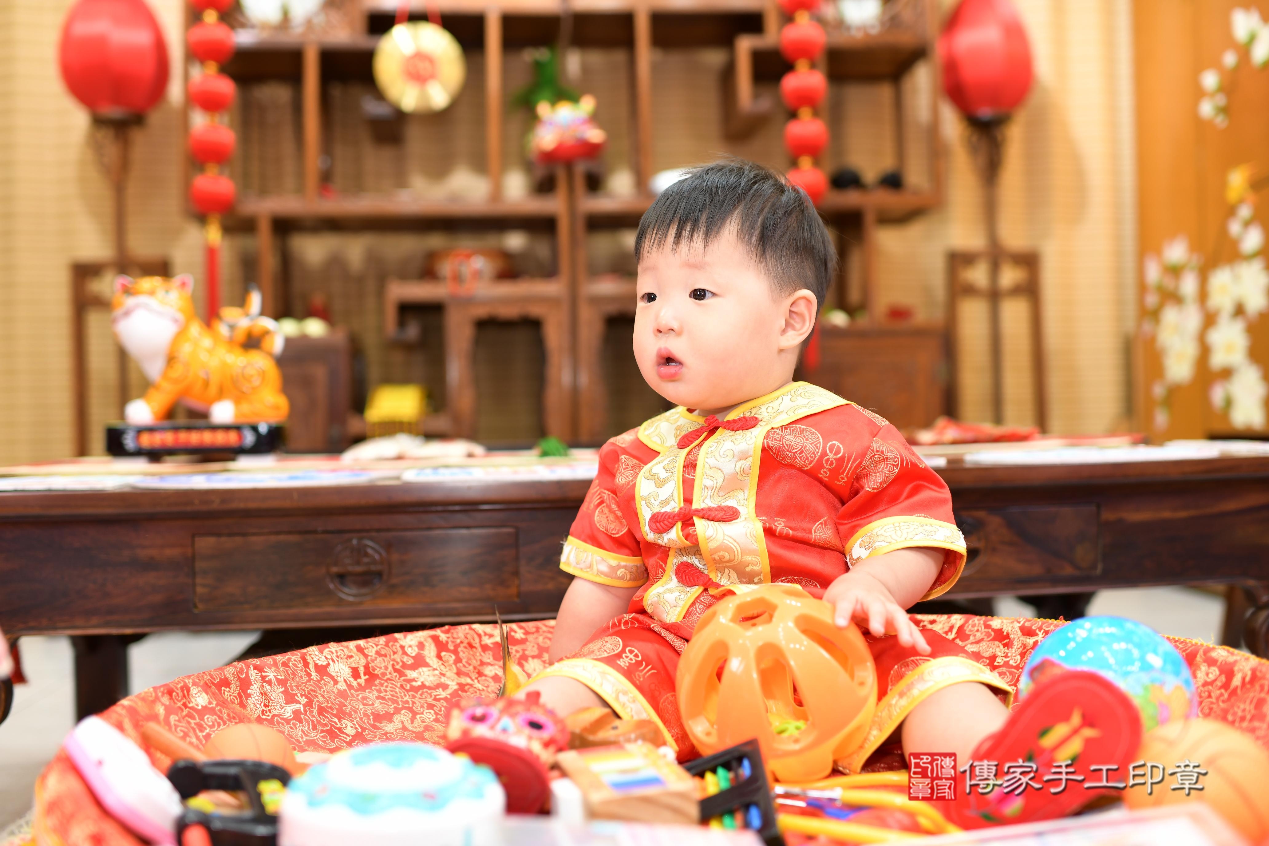 傳家手工印章台南店、抓周、度脺、中國風會場、傳家嬰兒古禮、吉祥話、抓周道具物品24種、拍照。抓周證書。寶寶抓周、滿周歲、生日快樂、祝福