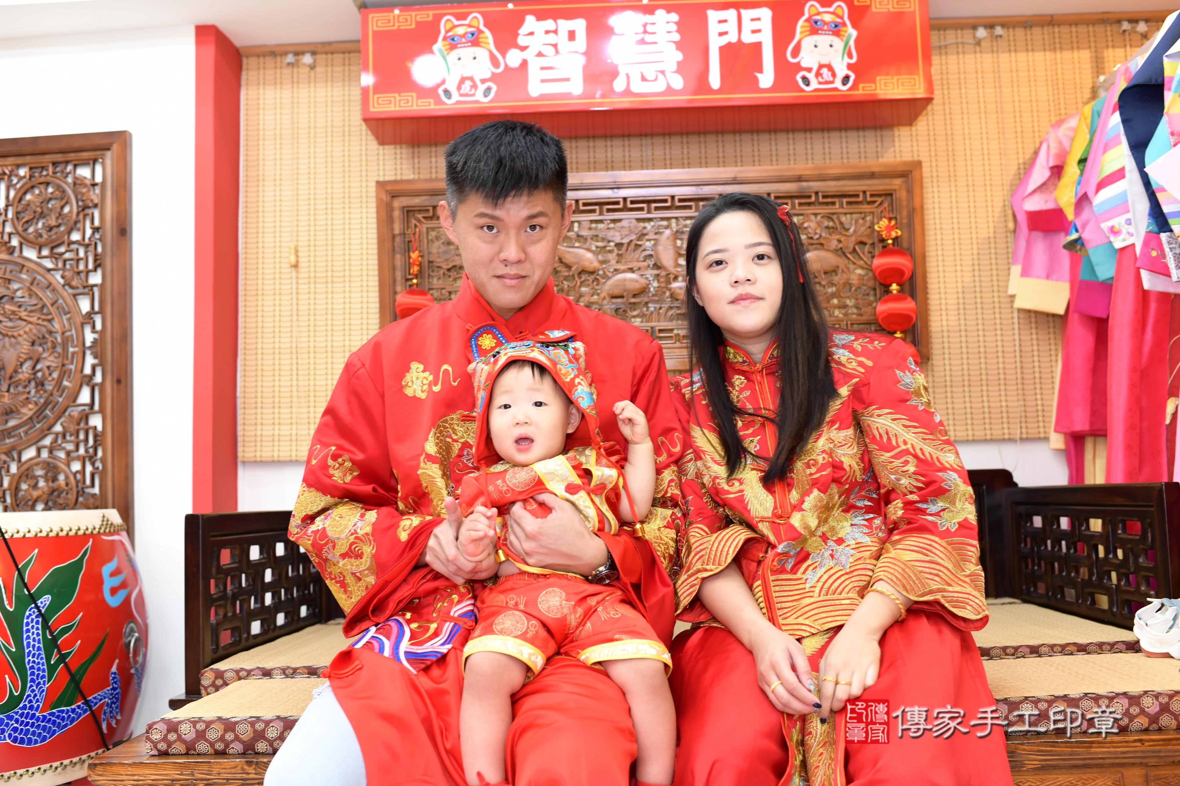 傳家手工印章台南店、抓周、度脺、中國風會場、傳家嬰兒古禮、吉祥話、抓周道具物品24種、拍照。抓周證書。寶寶抓周、滿周歲、生日快樂、祝福