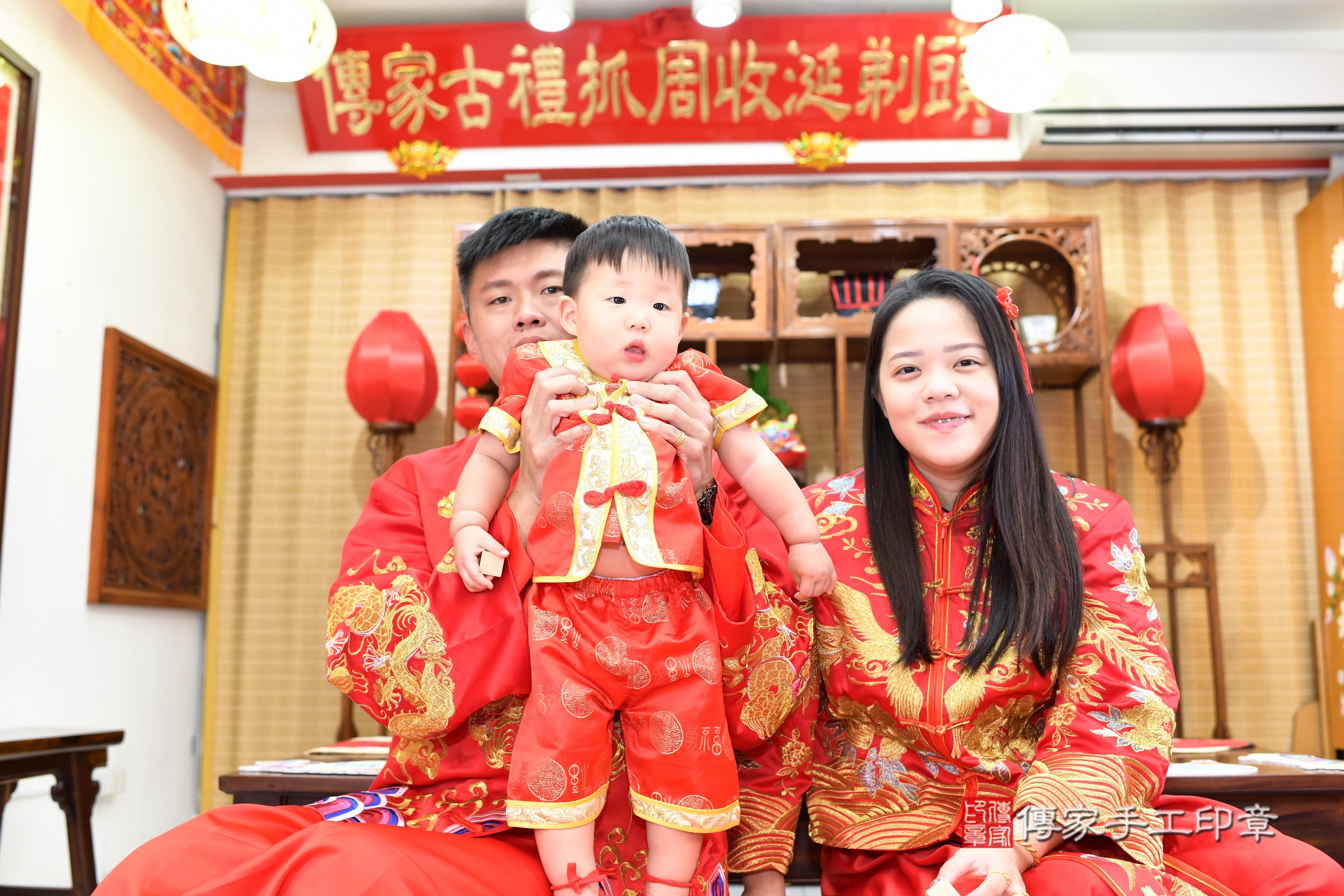 傳家手工印章台南店、抓周、度脺、中國風會場、傳家嬰兒古禮、吉祥話、抓周道具物品24種、拍照。抓周證書。寶寶抓周、滿周歲、生日快樂、祝福
