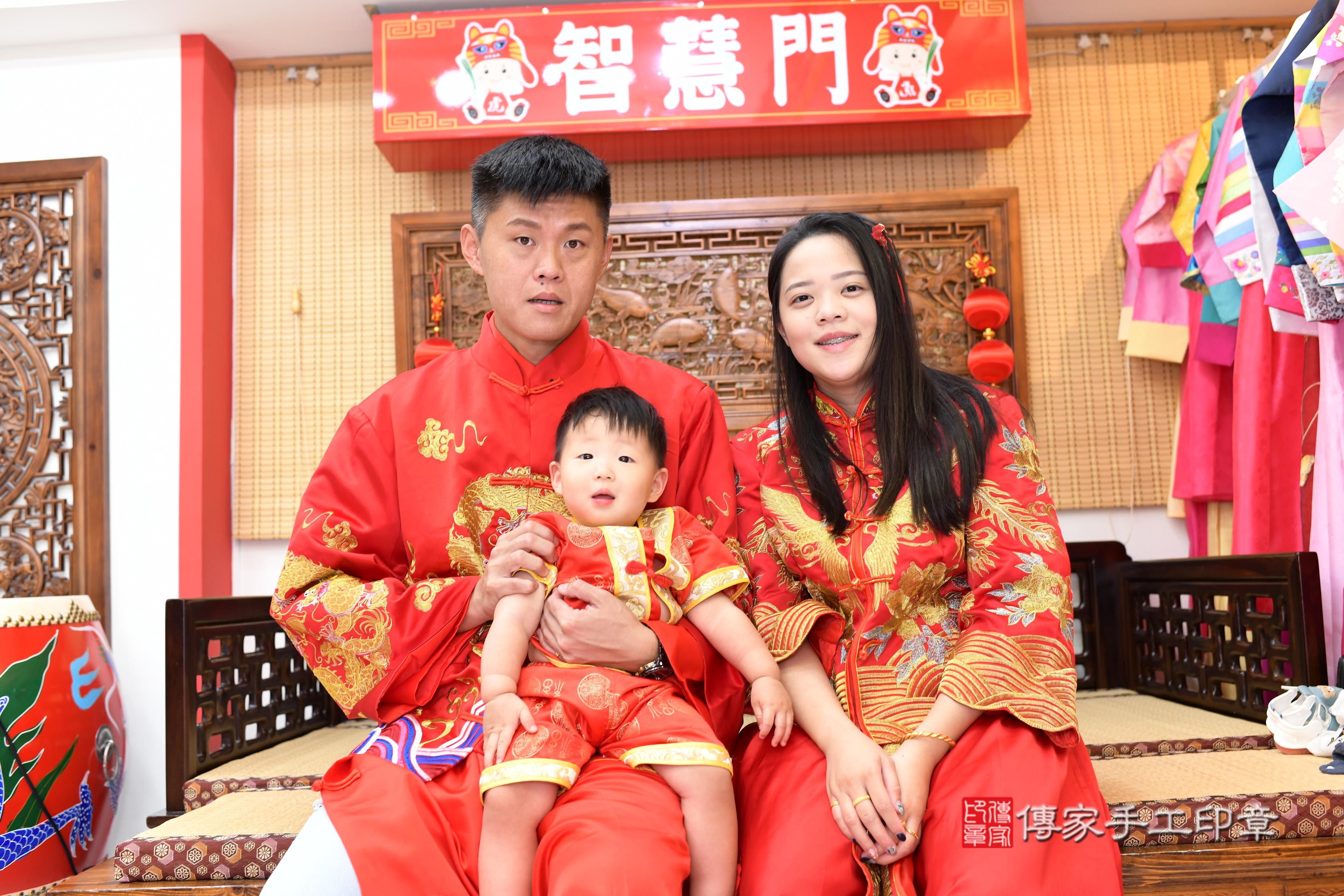傳家手工印章台南店、抓周、度脺、中國風會場、傳家嬰兒古禮、吉祥話、抓周道具物品24種、拍照。抓周證書。寶寶抓周、滿周歲、生日快樂、祝福