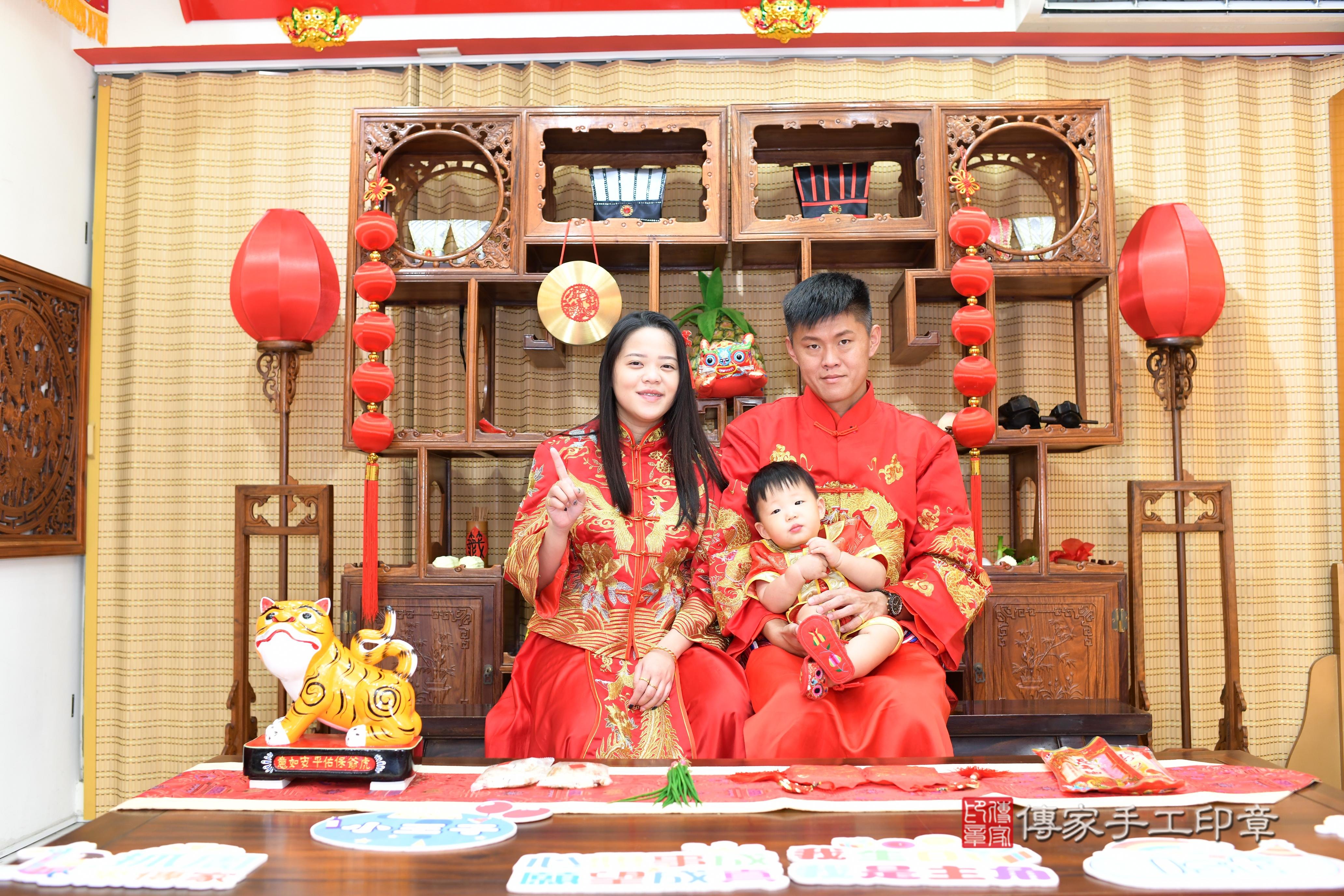 傳家手工印章台南店、抓周、度脺、中國風會場、傳家嬰兒古禮、吉祥話、抓周道具物品24種、拍照。抓周證書。寶寶抓周、滿周歲、生日快樂、祝福