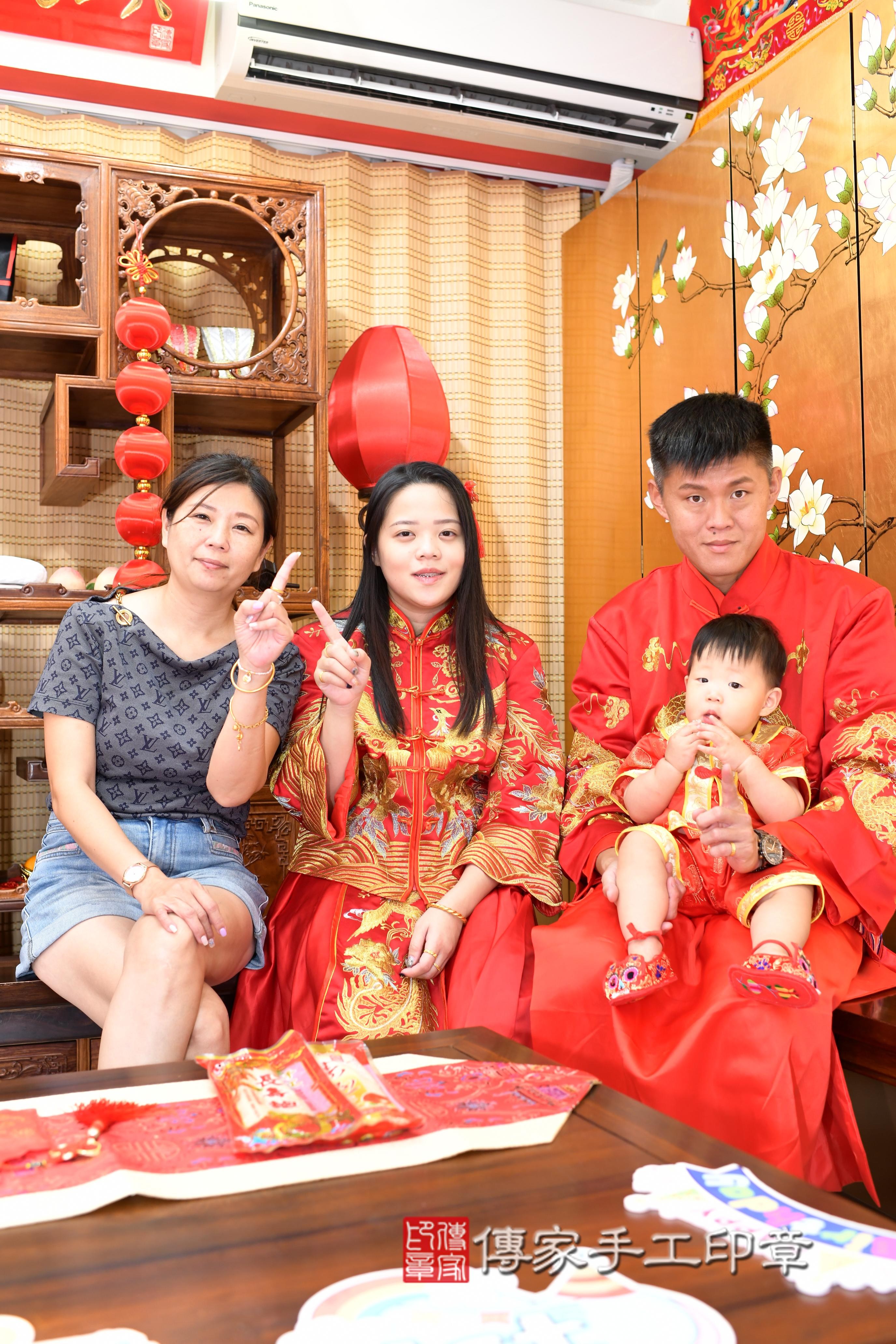 傳家手工印章台南店、抓周、度脺、中國風會場、傳家嬰兒古禮、吉祥話、抓周道具物品24種、拍照。抓周證書。寶寶抓周、滿周歲、生日快樂、祝福
