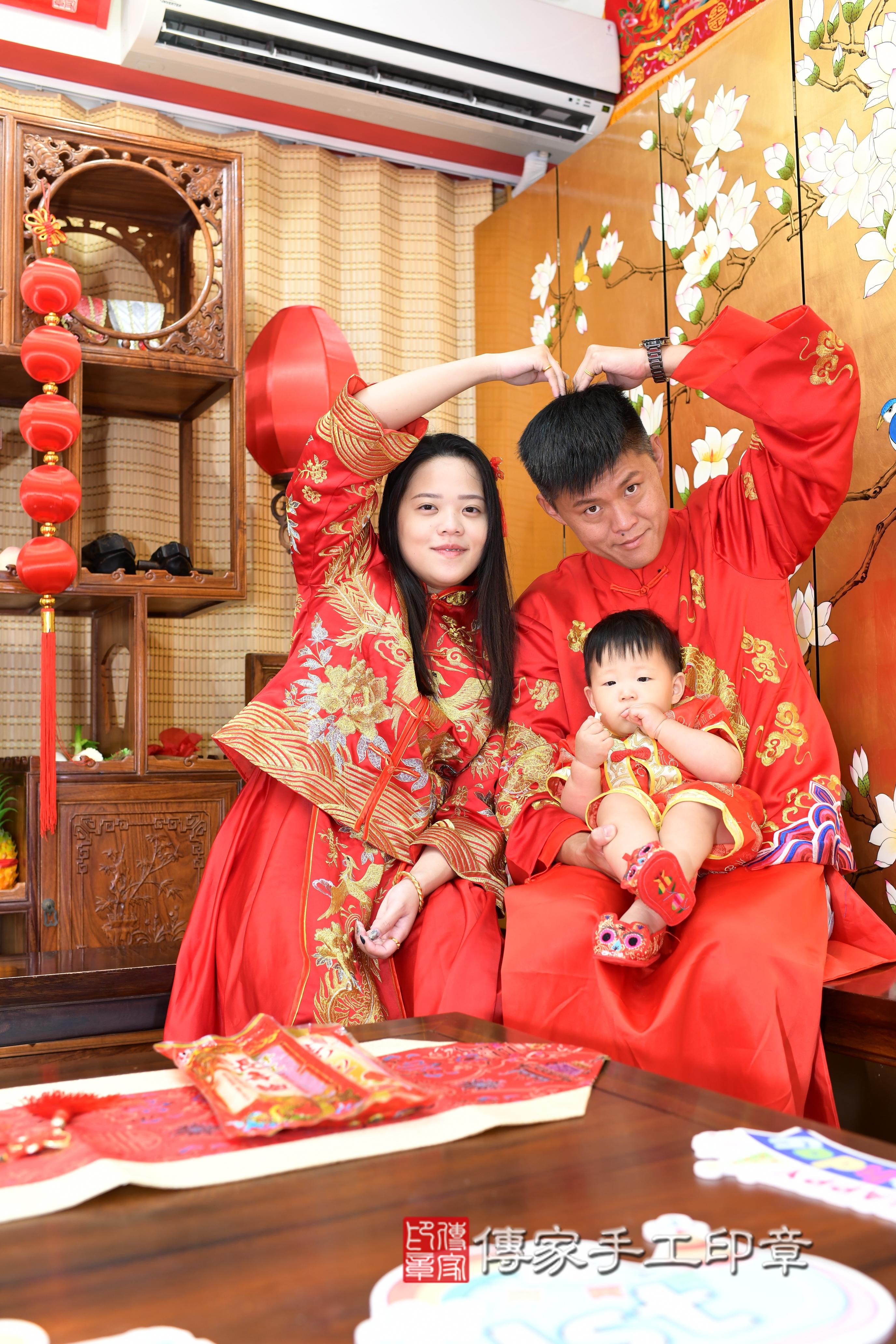 傳家手工印章台南店、抓周、度脺、中國風會場、傳家嬰兒古禮、吉祥話、抓周道具物品24種、拍照。抓周證書。寶寶抓周、滿周歲、生日快樂、祝福