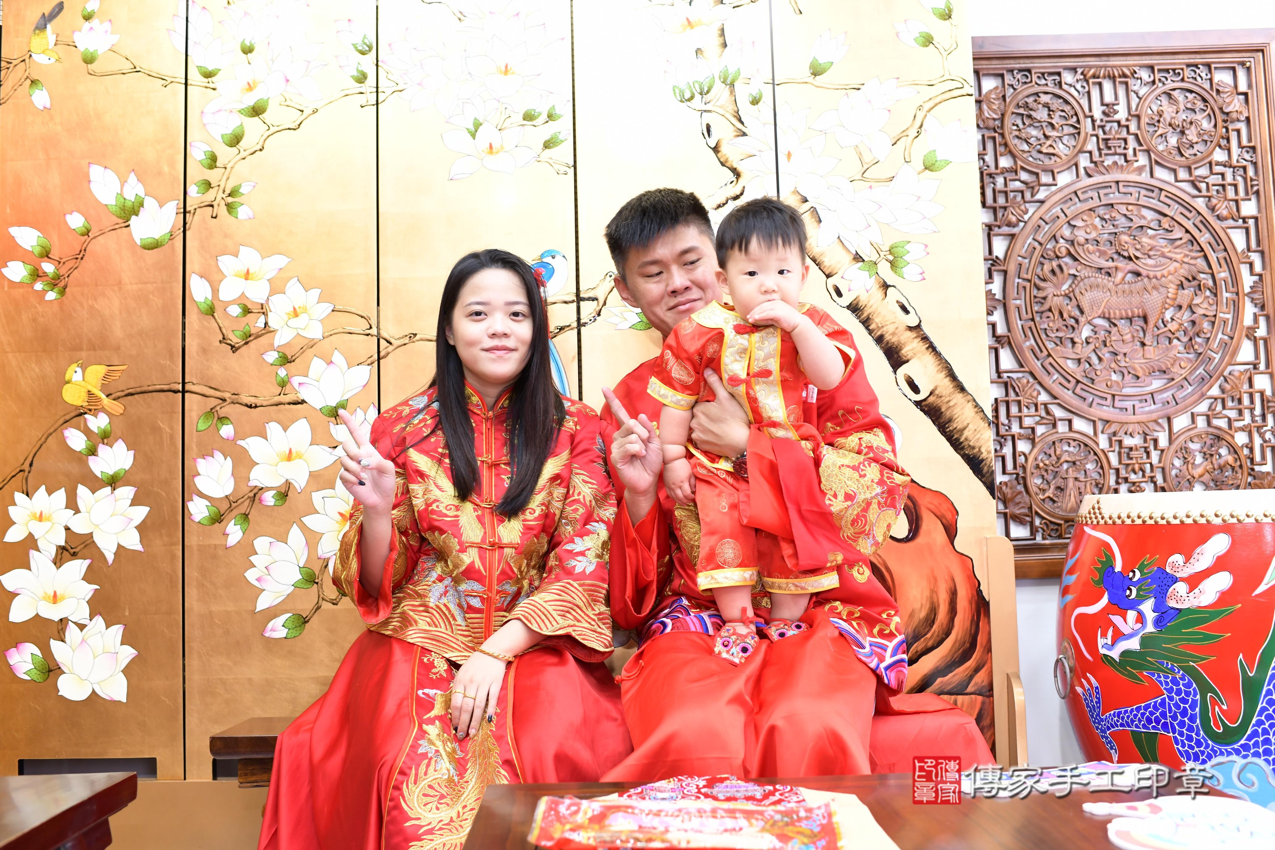傳家手工印章台南店、抓周、度脺、中國風會場、傳家嬰兒古禮、吉祥話、抓周道具物品24種、拍照。抓周證書。寶寶抓周、滿周歲、生日快樂、祝福