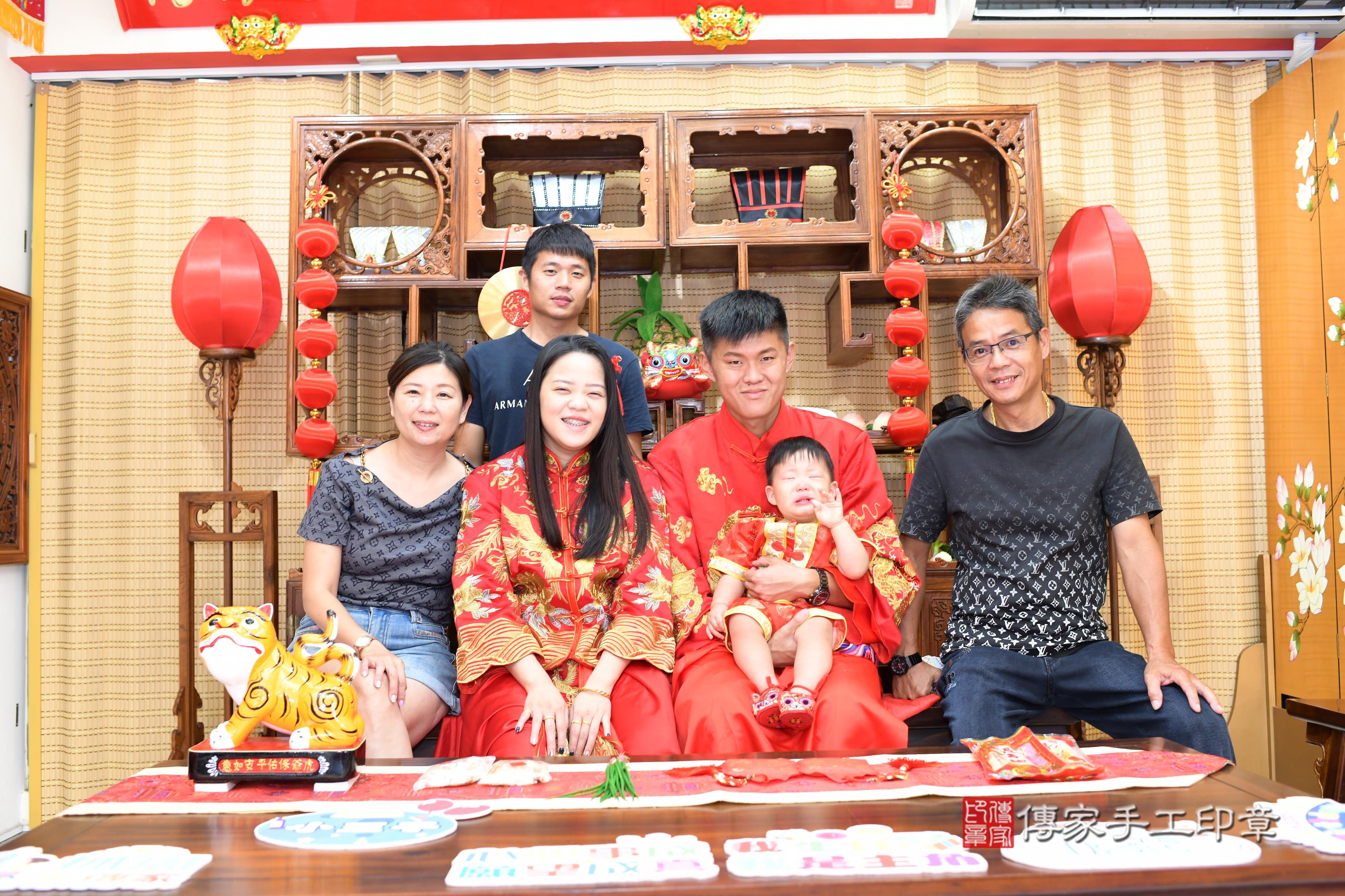 傳家手工印章台南店、抓周、度脺、中國風會場、傳家嬰兒古禮、吉祥話、抓周道具物品24種、拍照。抓周證書。寶寶抓周、滿周歲、生日快樂、祝福