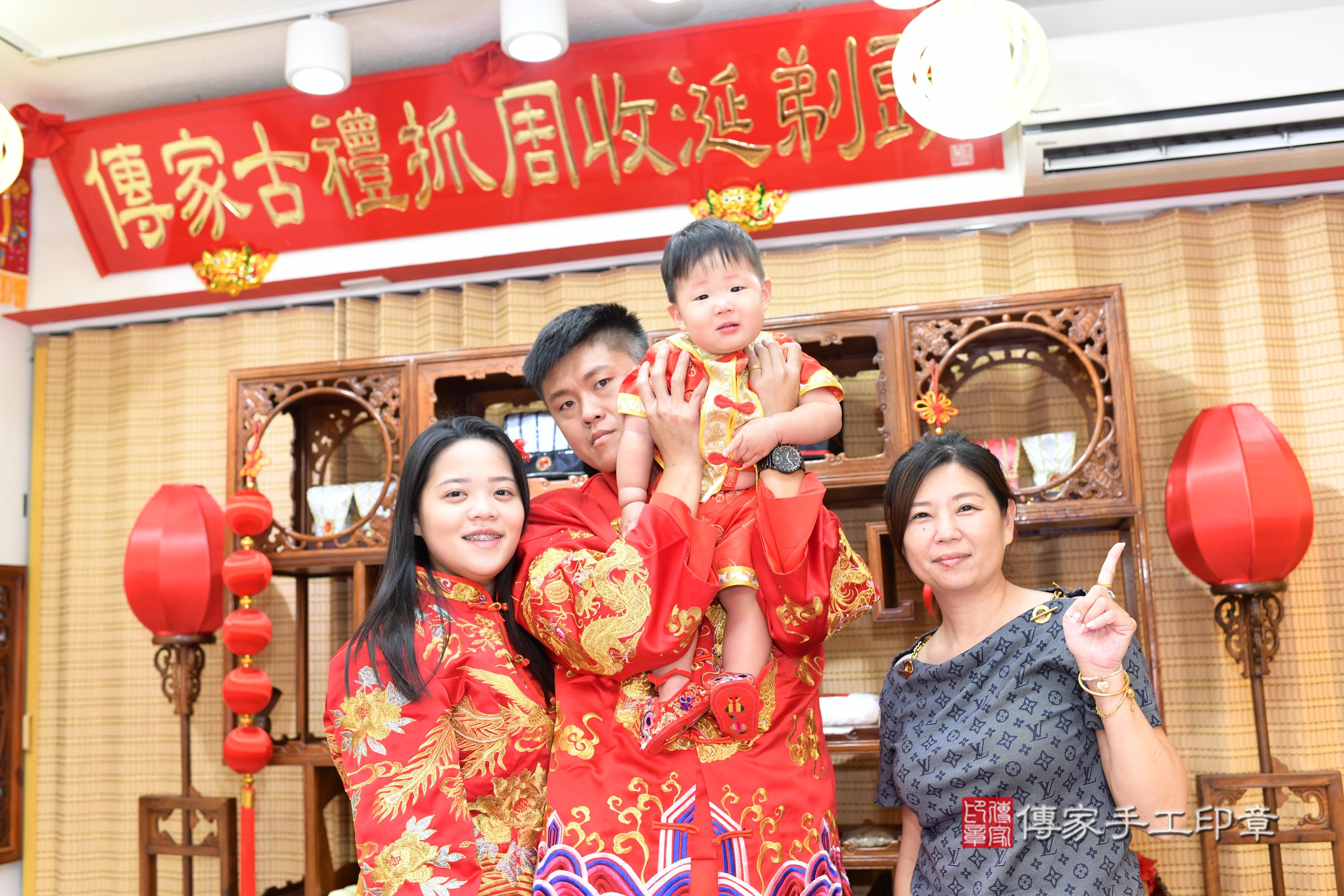 傳家手工印章台南店、抓周、度脺、中國風會場、傳家嬰兒古禮、吉祥話、抓周道具物品24種、拍照。抓周證書。寶寶抓周、滿周歲、生日快樂、祝福