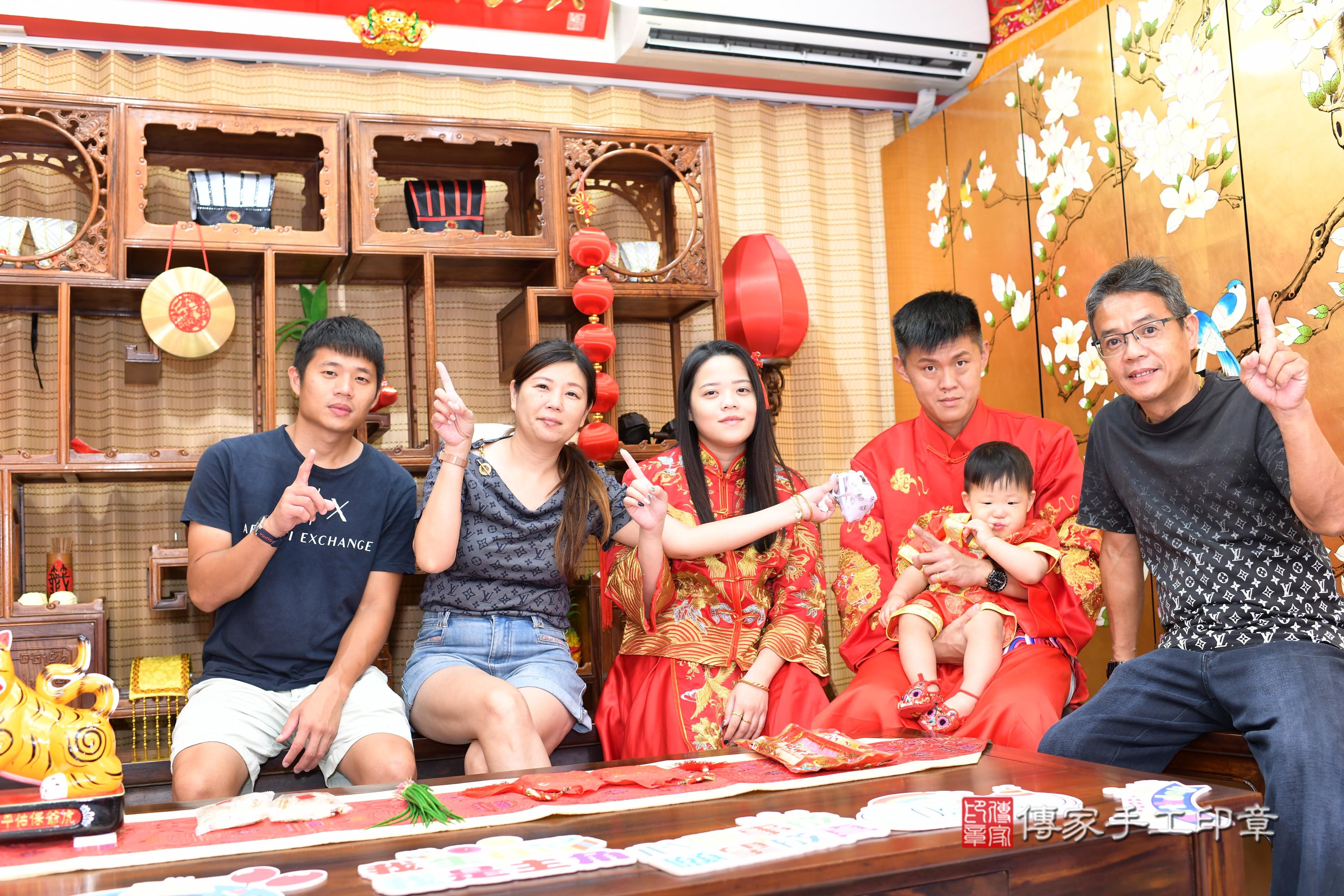 傳家手工印章台南店、抓周、度脺、中國風會場、傳家嬰兒古禮、吉祥話、抓周道具物品24種、拍照。抓周證書。寶寶抓周、滿周歲、生日快樂、祝福
