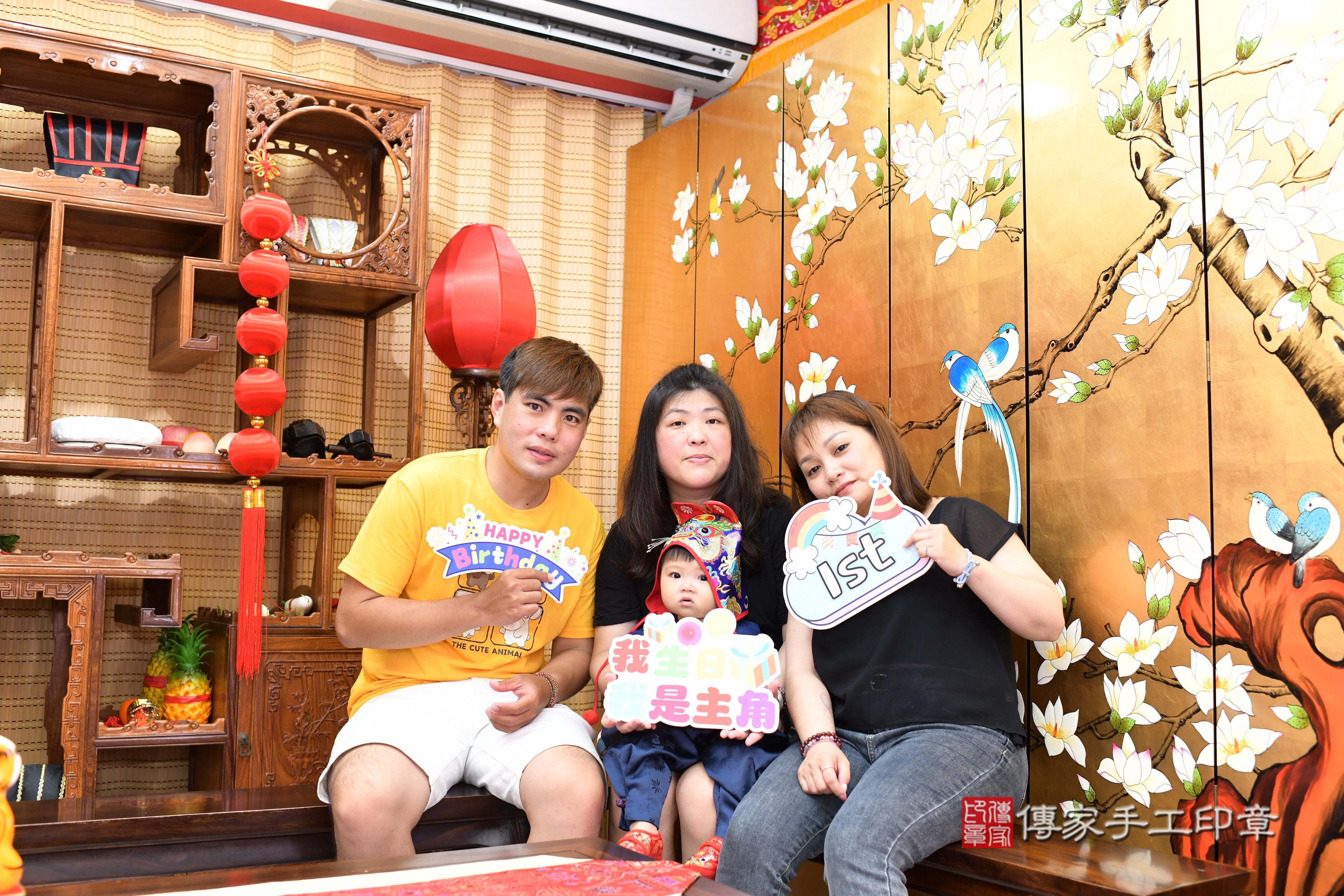 傳家手工印章台南店、抓周、度脺、中國風會場、傳家嬰兒古禮、吉祥話、抓周道具物品24種、拍照。抓周證書。寶寶抓周、滿周歲、生日快樂、祝福