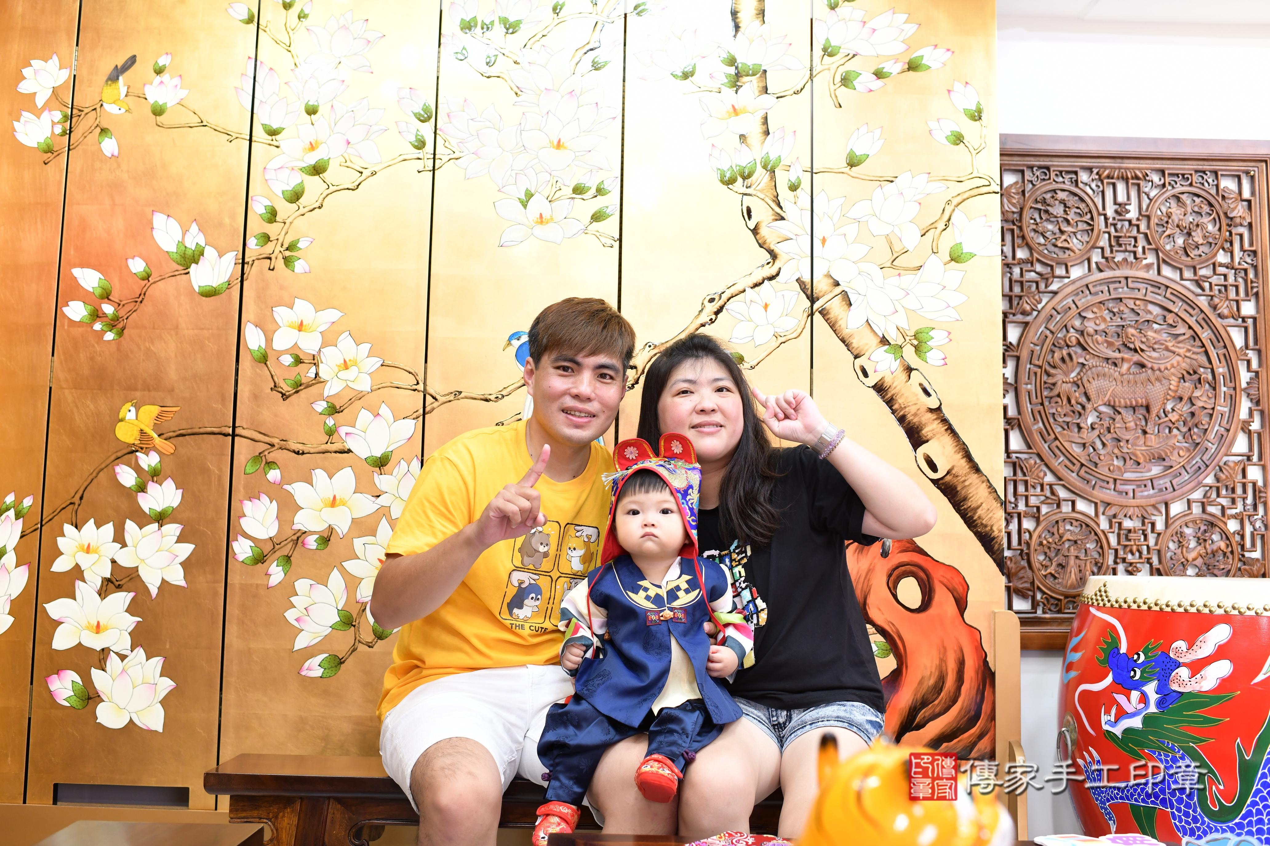 傳家手工印章台南店、抓周、度脺、中國風會場、傳家嬰兒古禮、吉祥話、抓周道具物品24種、拍照。抓周證書。寶寶抓周、滿周歲、生日快樂、祝福