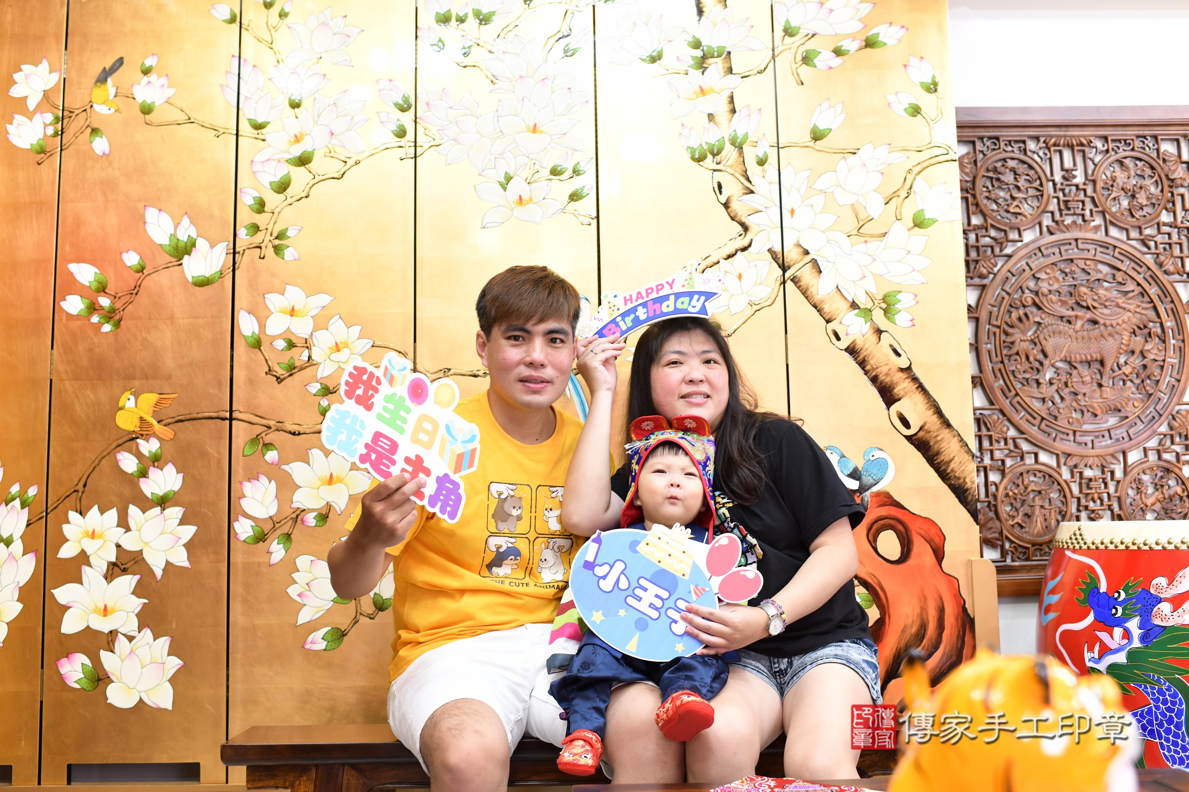 傳家手工印章台南店、抓周、度脺、中國風會場、傳家嬰兒古禮、吉祥話、抓周道具物品24種、拍照。抓周證書。寶寶抓周、滿周歲、生日快樂、祝福