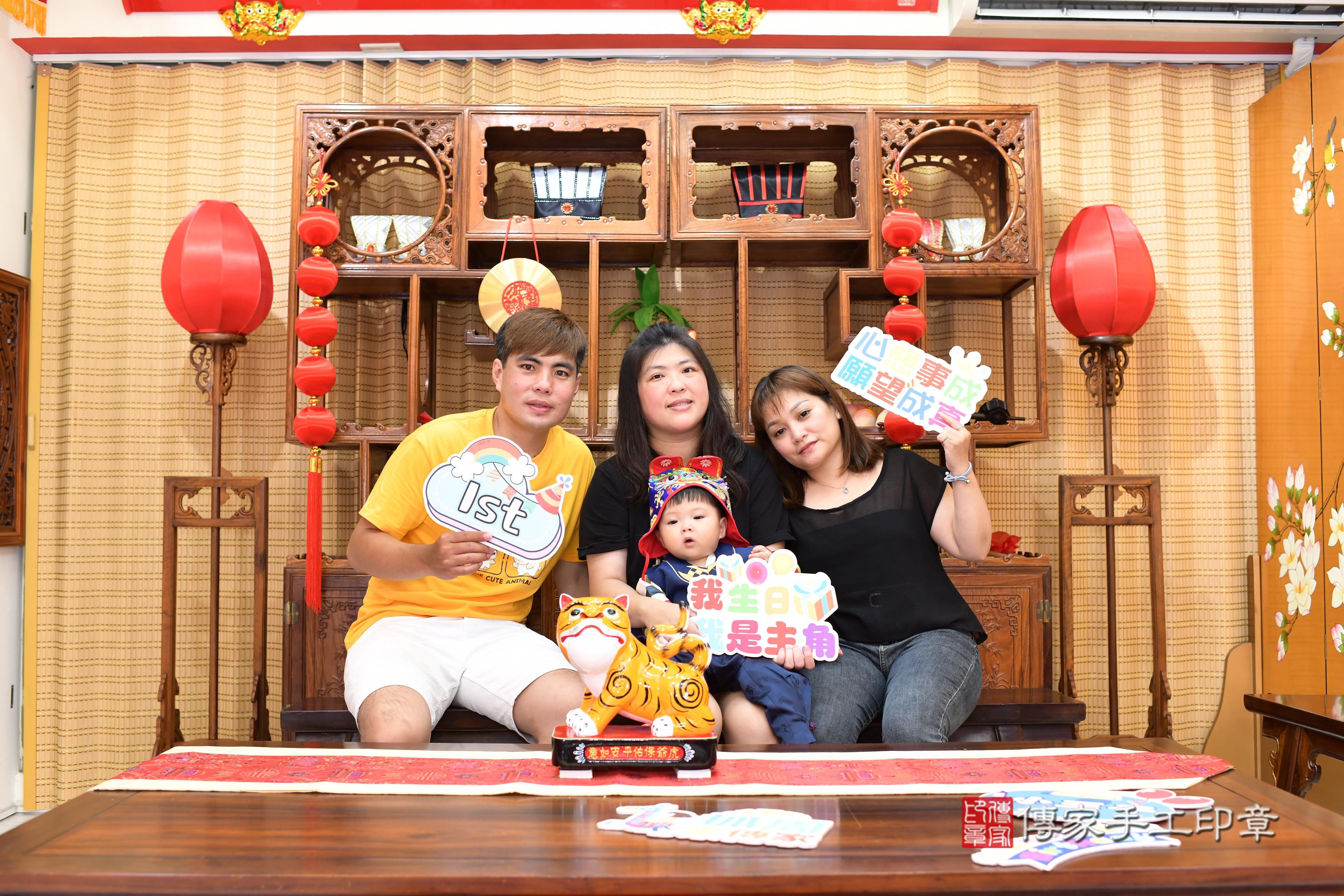 傳家手工印章台南店、抓周、度脺、中國風會場、傳家嬰兒古禮、吉祥話、抓周道具物品24種、拍照。抓周證書。寶寶抓周、滿周歲、生日快樂、祝福