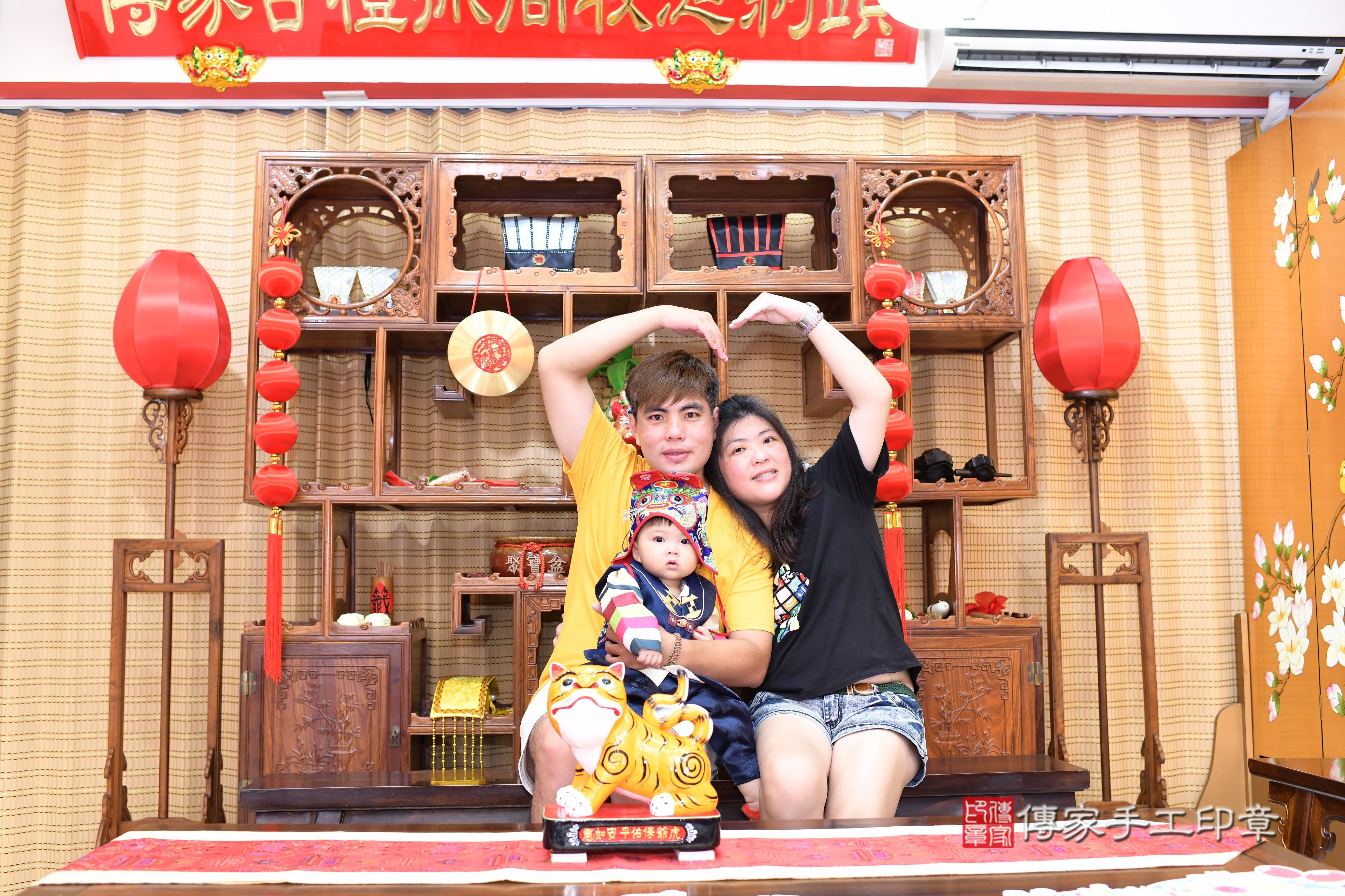 傳家手工印章台南店、抓周、度脺、中國風會場、傳家嬰兒古禮、吉祥話、抓周道具物品24種、拍照。抓周證書。寶寶抓周、滿周歲、生日快樂、祝福