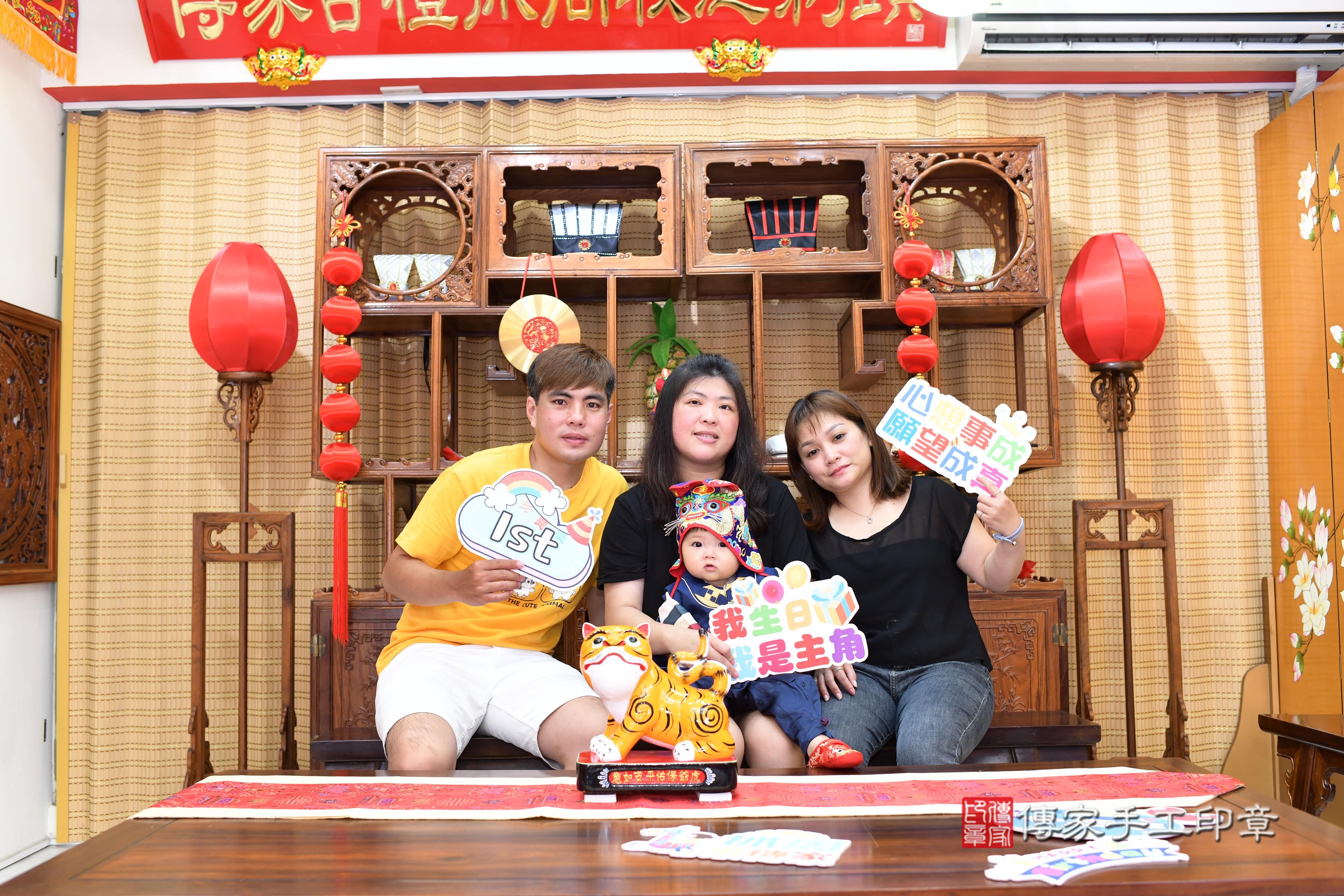 傳家手工印章台南店、抓周、度脺、中國風會場、傳家嬰兒古禮、吉祥話、抓周道具物品24種、拍照。抓周證書。寶寶抓周、滿周歲、生日快樂、祝福