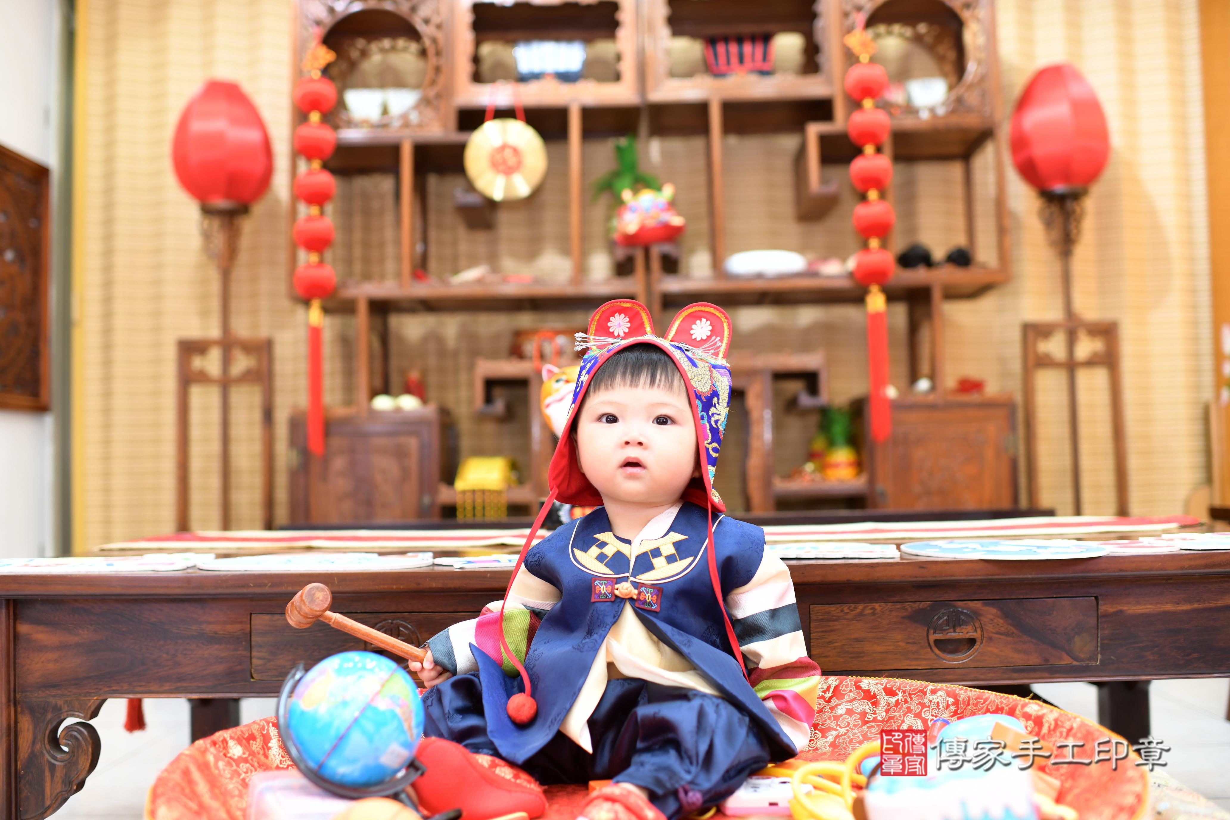 傳家手工印章台南店、抓周、度脺、中國風會場、傳家嬰兒古禮、吉祥話、抓周道具物品24種、拍照。抓周證書。寶寶抓周、滿周歲、生日快樂、祝福