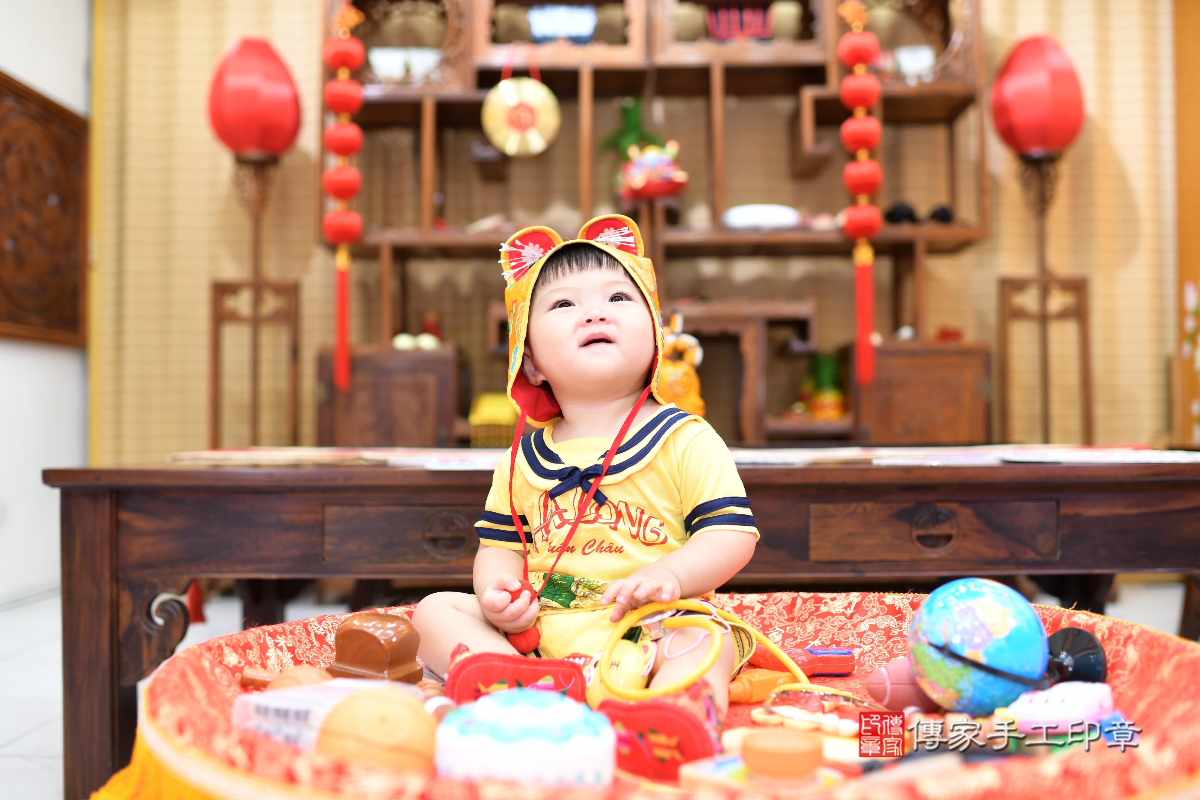 傳家手工印章台南店、抓周、度脺、中國風會場、傳家嬰兒古禮、吉祥話、抓周道具物品24種、拍照。抓周證書。寶寶抓周、滿周歲、生日快樂、祝福