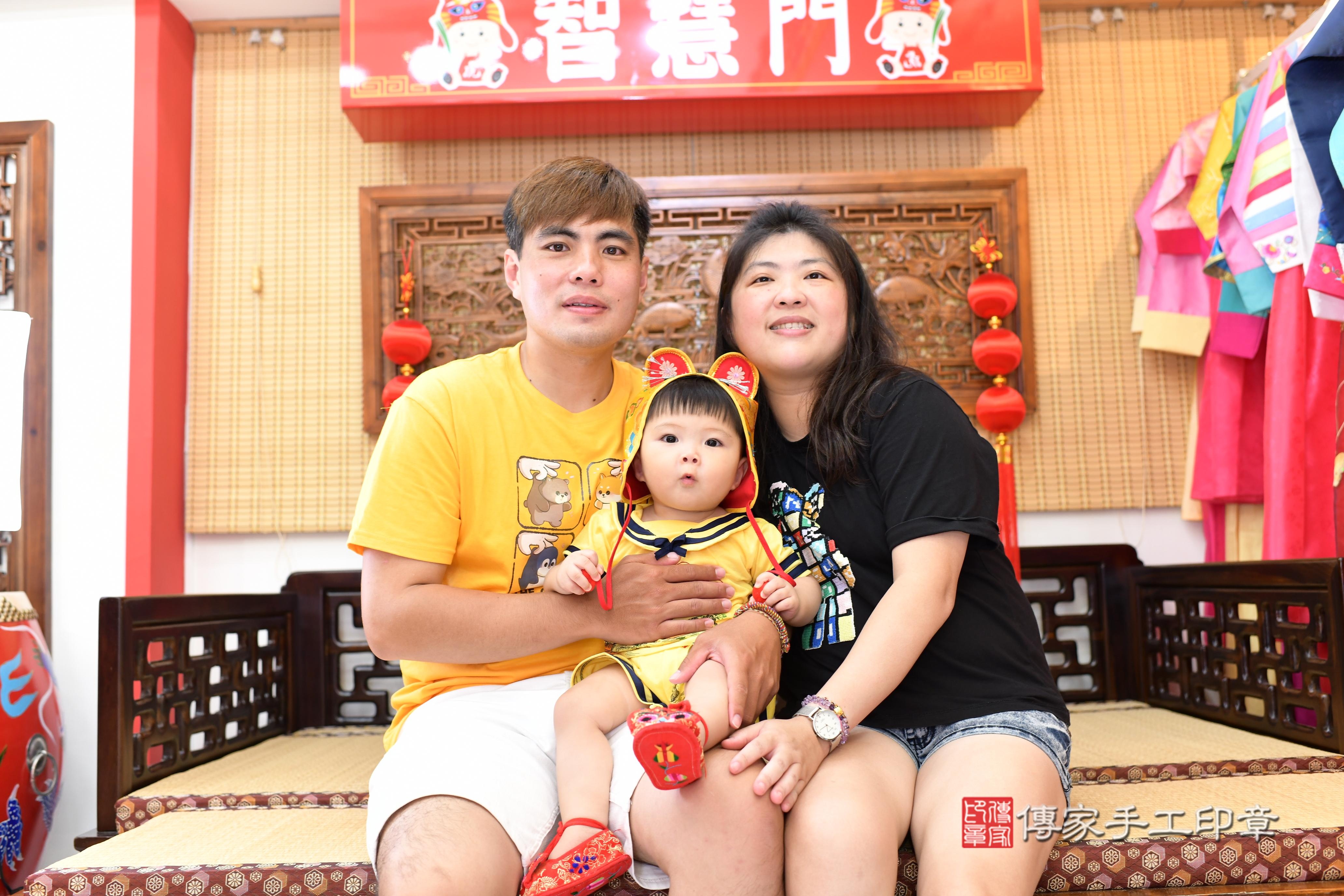 傳家手工印章台南店、抓周、度脺、中國風會場、傳家嬰兒古禮、吉祥話、抓周道具物品24種、拍照。抓周證書。寶寶抓周、滿周歲、生日快樂、祝福
