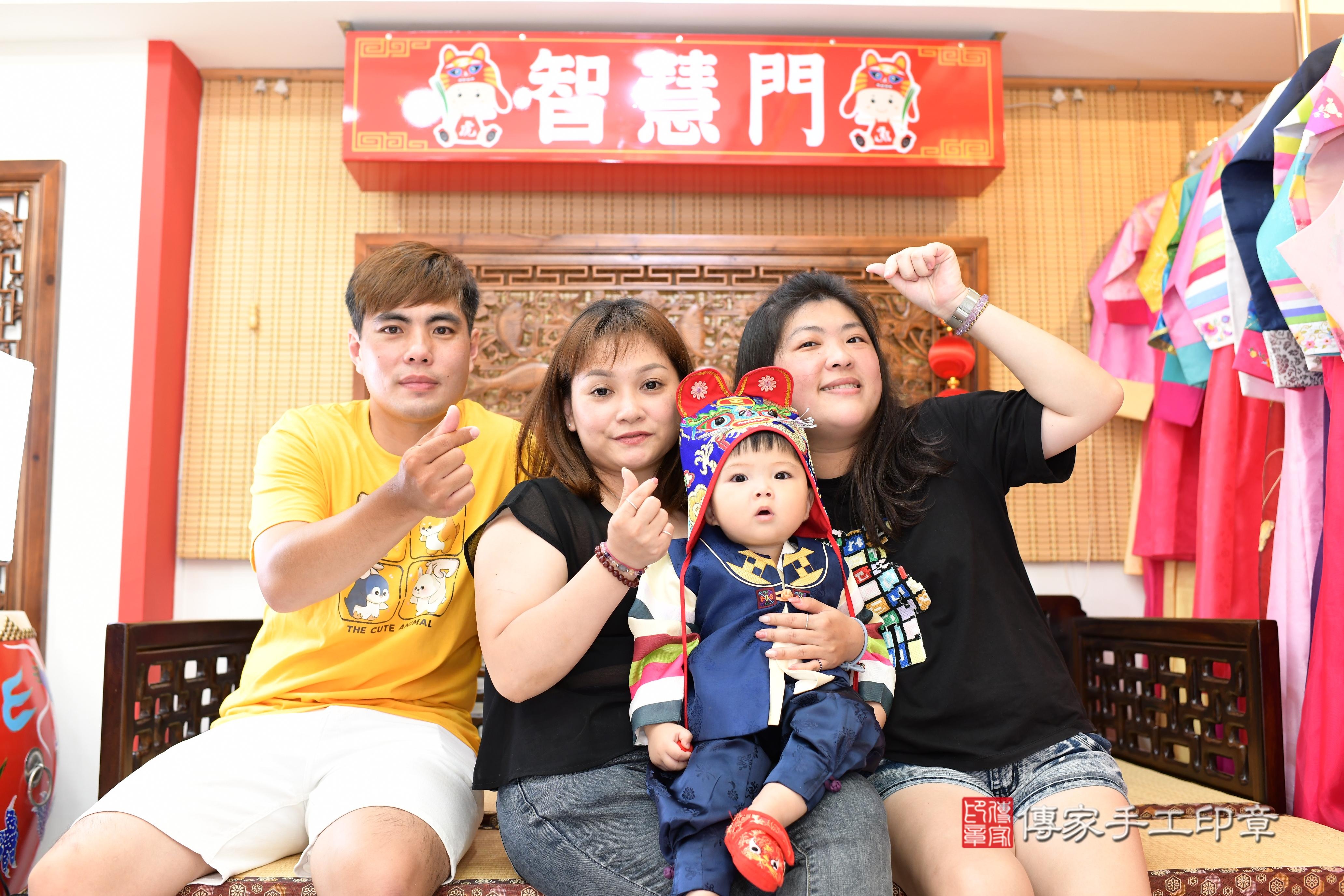 傳家手工印章台南店、抓周、度脺、中國風會場、傳家嬰兒古禮、吉祥話、抓周道具物品24種、拍照。抓周證書。寶寶抓周、滿周歲、生日快樂、祝福
