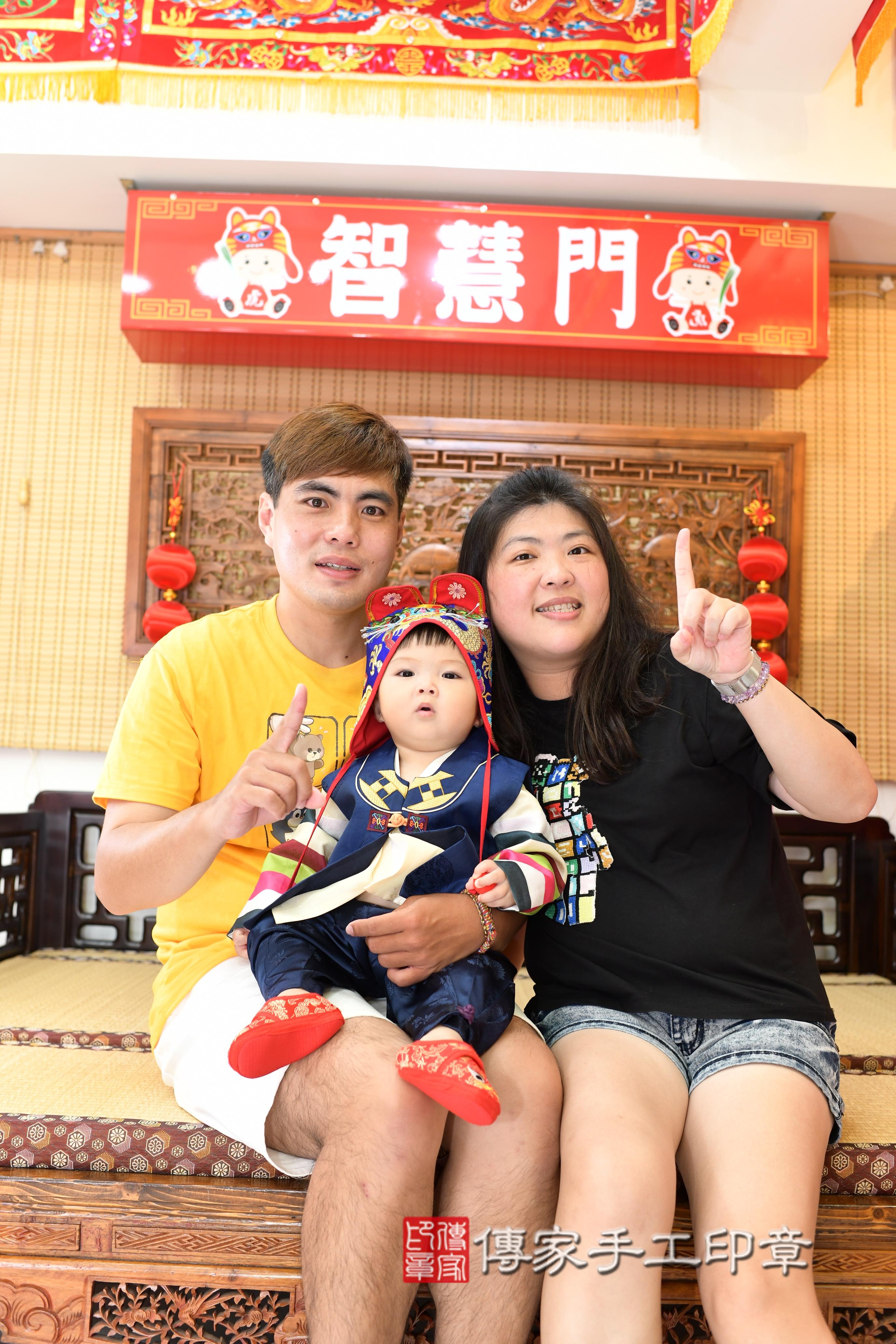 傳家手工印章台南店、抓周、度脺、中國風會場、傳家嬰兒古禮、吉祥話、抓周道具物品24種、拍照。抓周證書。寶寶抓周、滿周歲、生日快樂、祝福