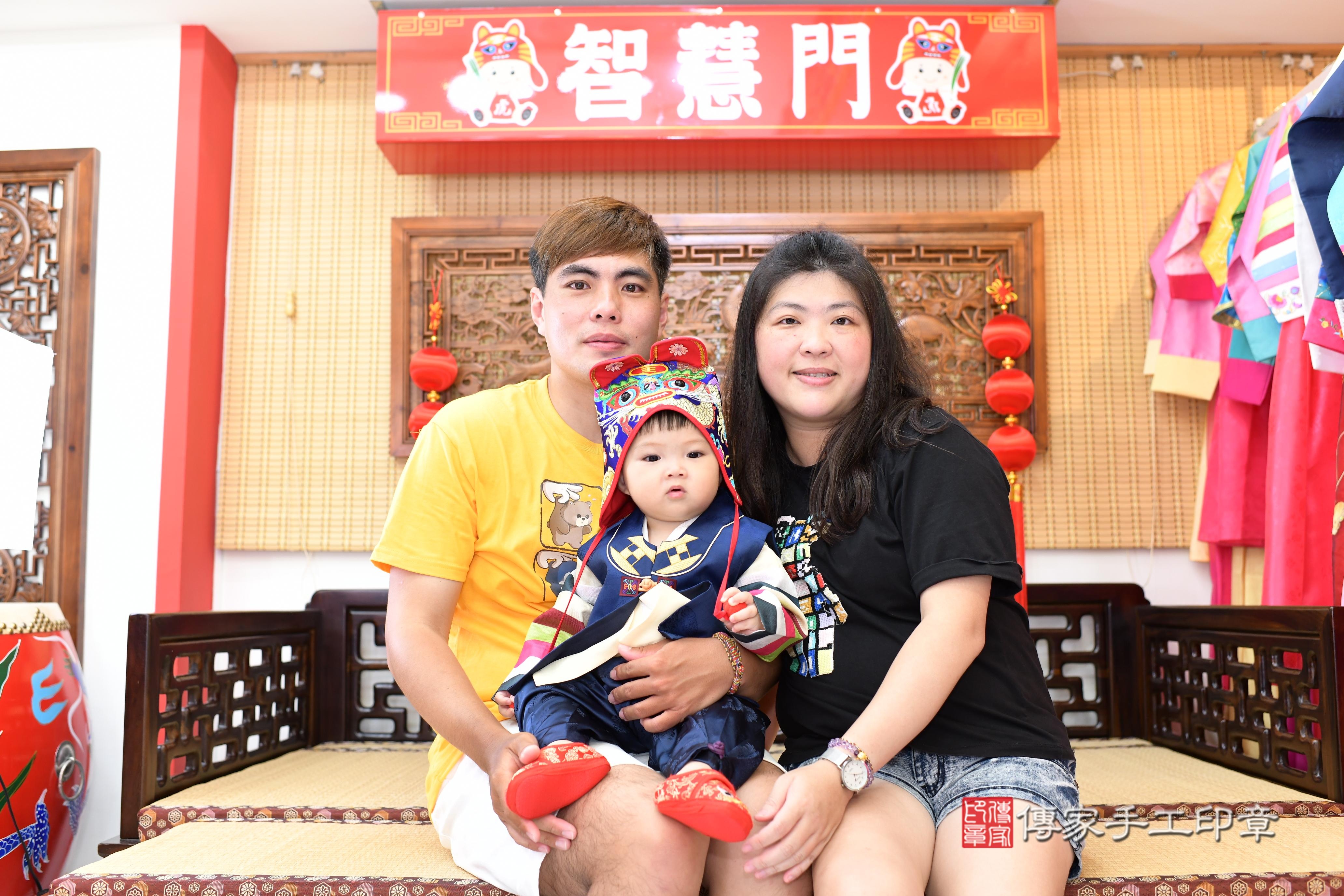 傳家手工印章台南店、抓周、度脺、中國風會場、傳家嬰兒古禮、吉祥話、抓周道具物品24種、拍照。抓周證書。寶寶抓周、滿周歲、生日快樂、祝福