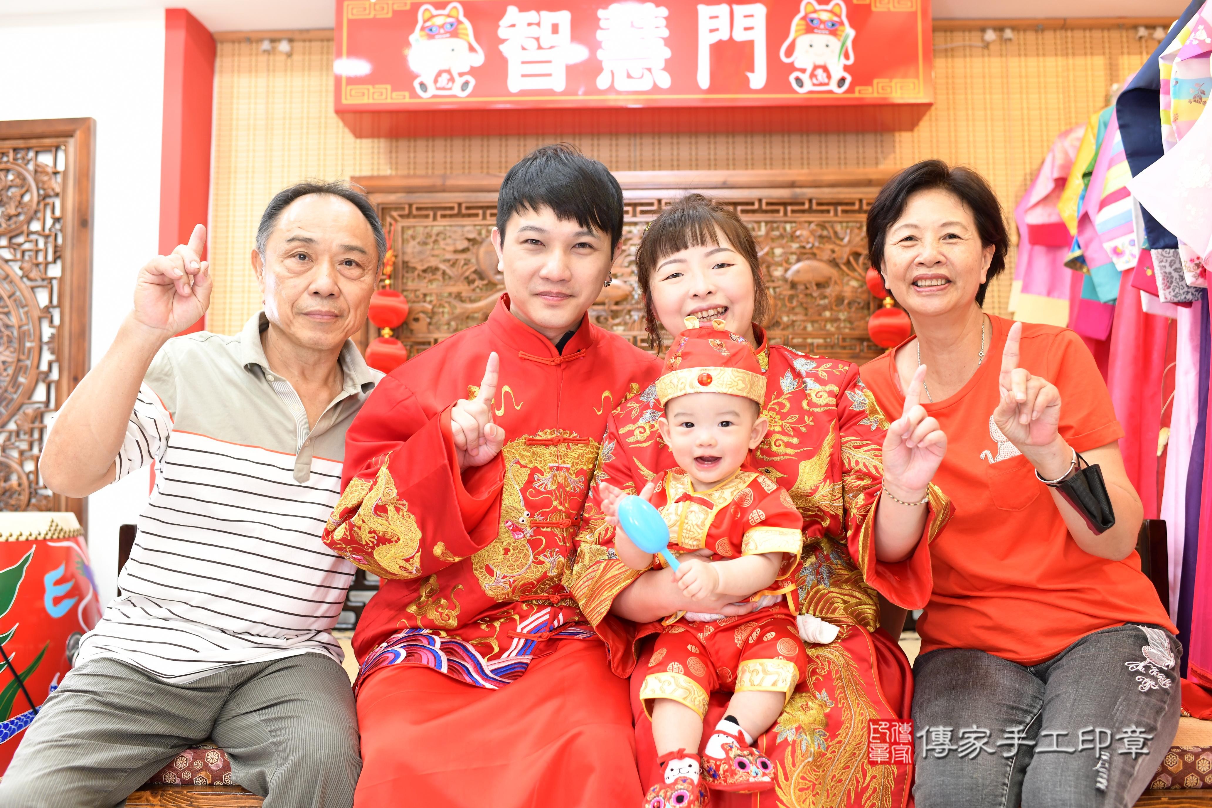 傳家手工印章台南店、抓周、度脺、中國風會場、傳家嬰兒古禮、吉祥話、抓周道具物品24種、拍照。抓周證書。寶寶抓周、滿周歲、生日快樂、祝福