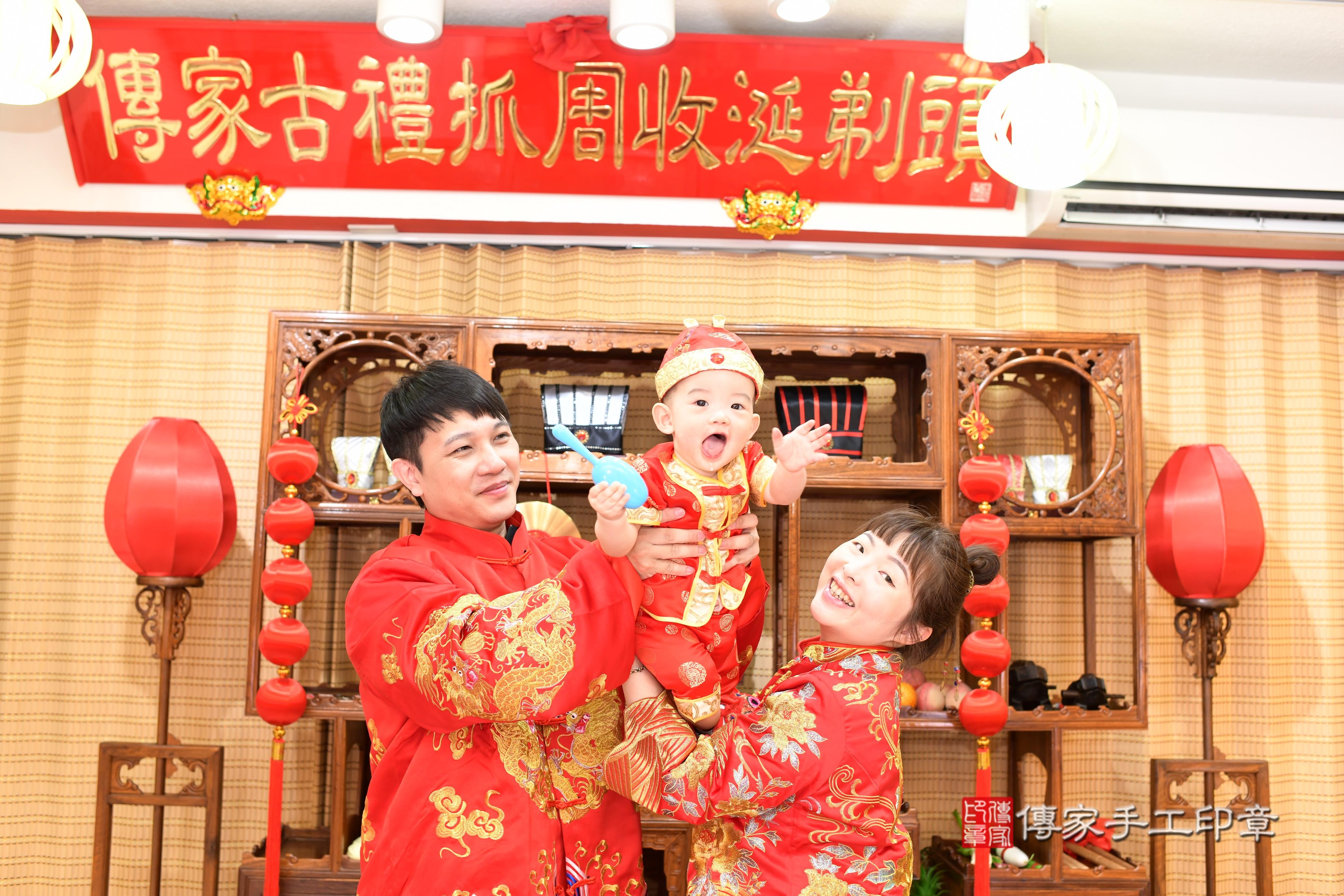 傳家手工印章台南店、抓周、度脺、中國風會場、傳家嬰兒古禮、吉祥話、抓周道具物品24種、拍照。抓周證書。寶寶抓周、滿周歲、生日快樂、祝福