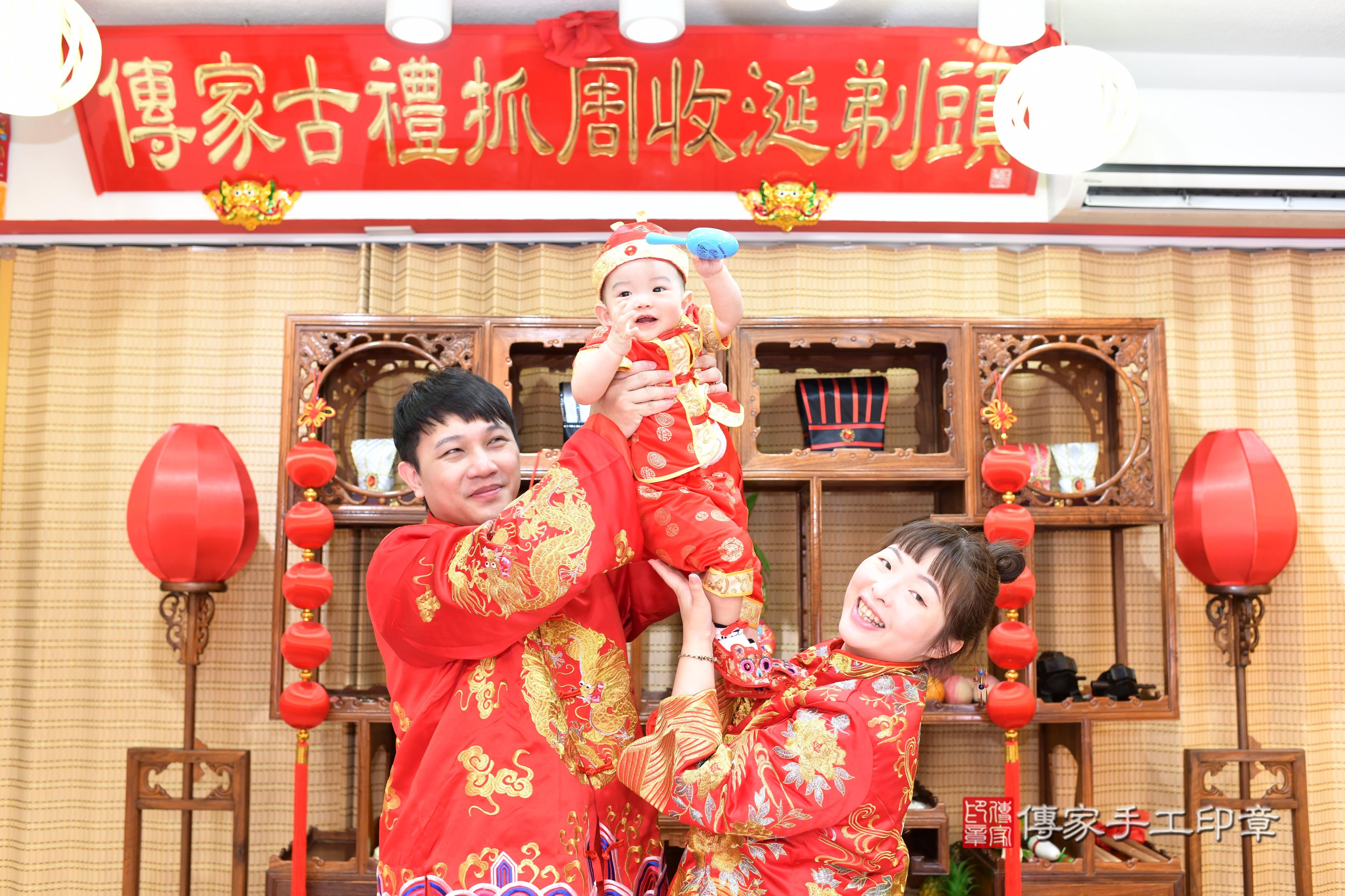 傳家手工印章台南店、抓周、度脺、中國風會場、傳家嬰兒古禮、吉祥話、抓周道具物品24種、拍照。抓周證書。寶寶抓周、滿周歲、生日快樂、祝福