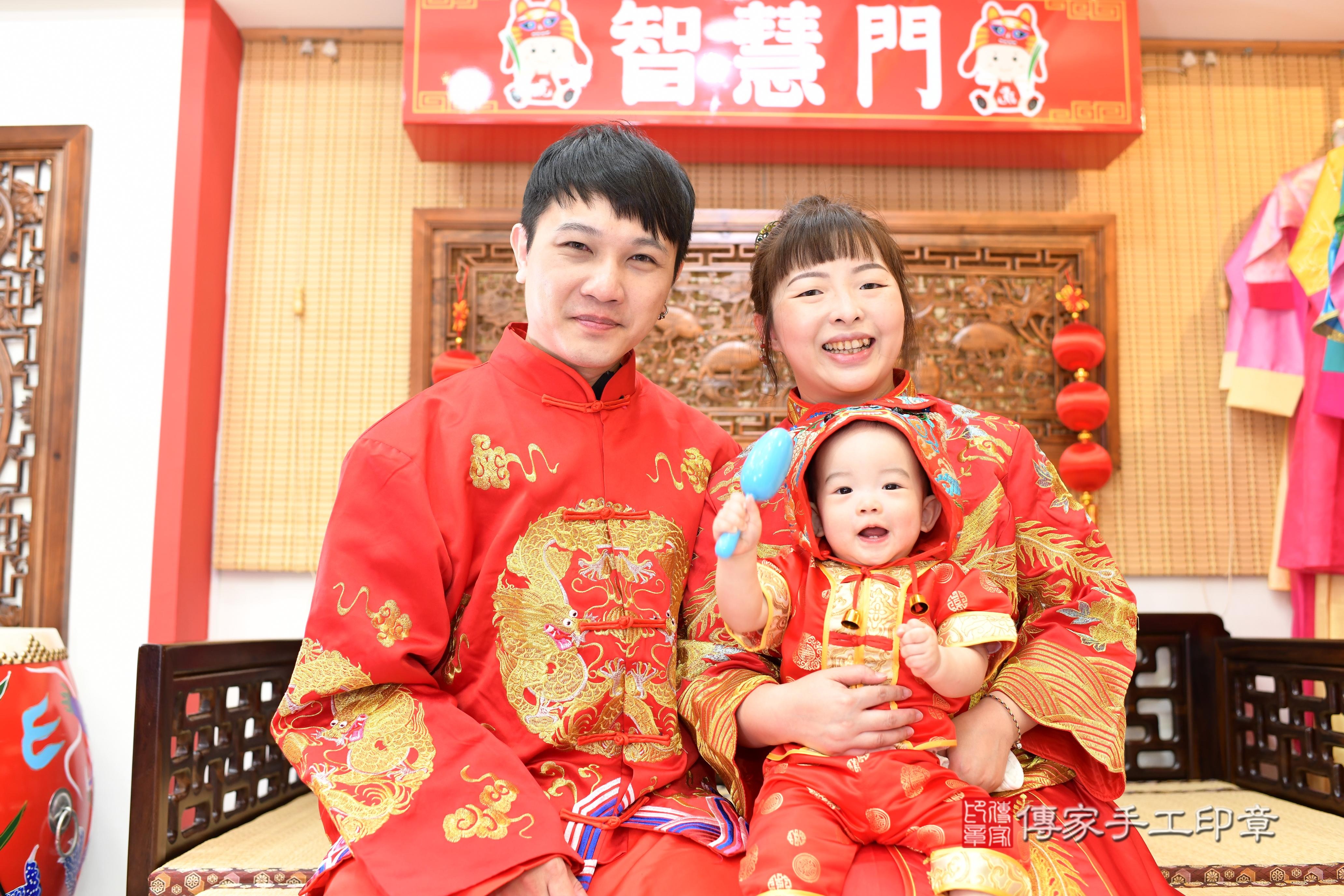 傳家手工印章台南店、抓周、度脺、中國風會場、傳家嬰兒古禮、吉祥話、抓周道具物品24種、拍照。抓周證書。寶寶抓周、滿周歲、生日快樂、祝福