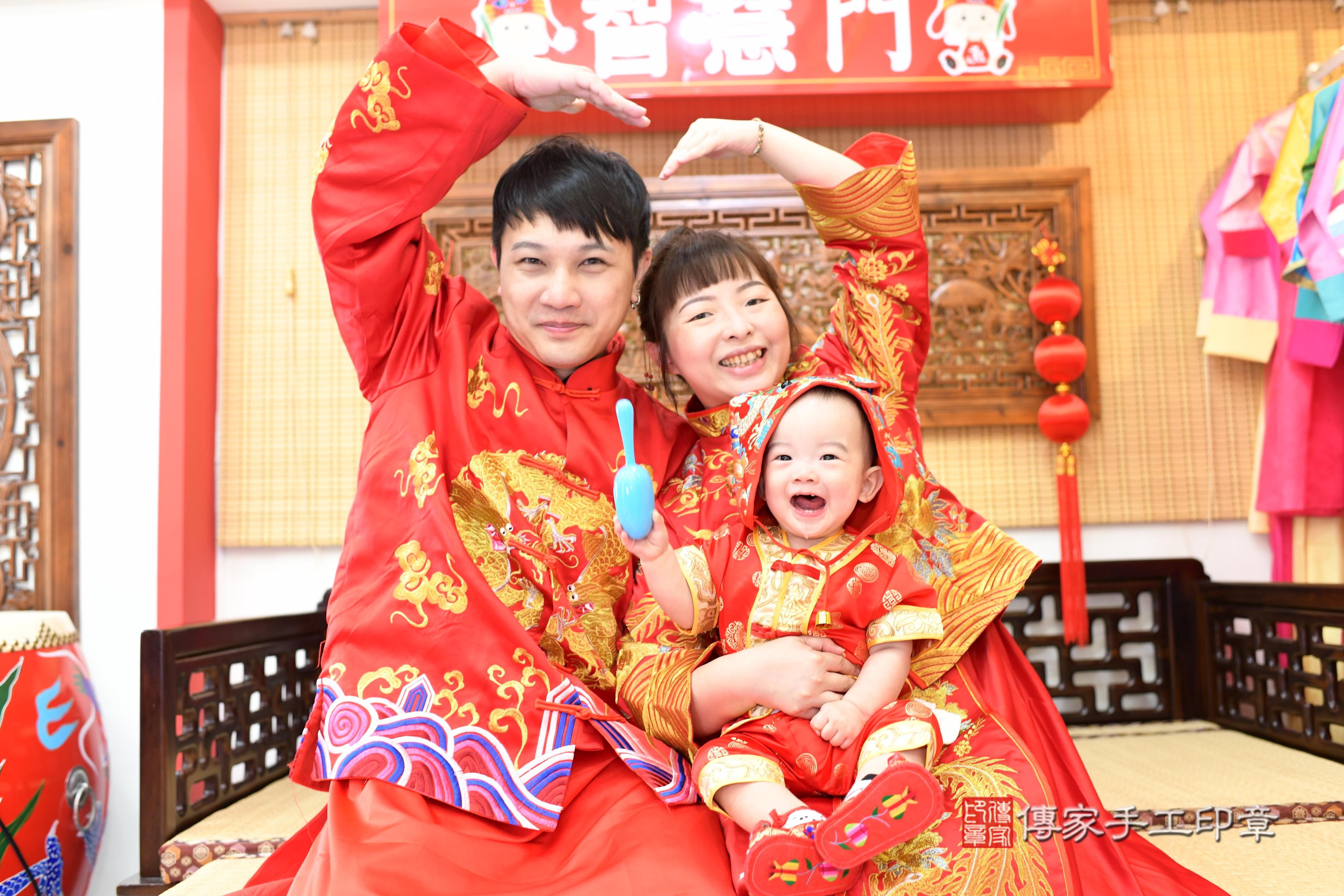 傳家手工印章台南店、抓周、度脺、中國風會場、傳家嬰兒古禮、吉祥話、抓周道具物品24種、拍照。抓周證書。寶寶抓周、滿周歲、生日快樂、祝福