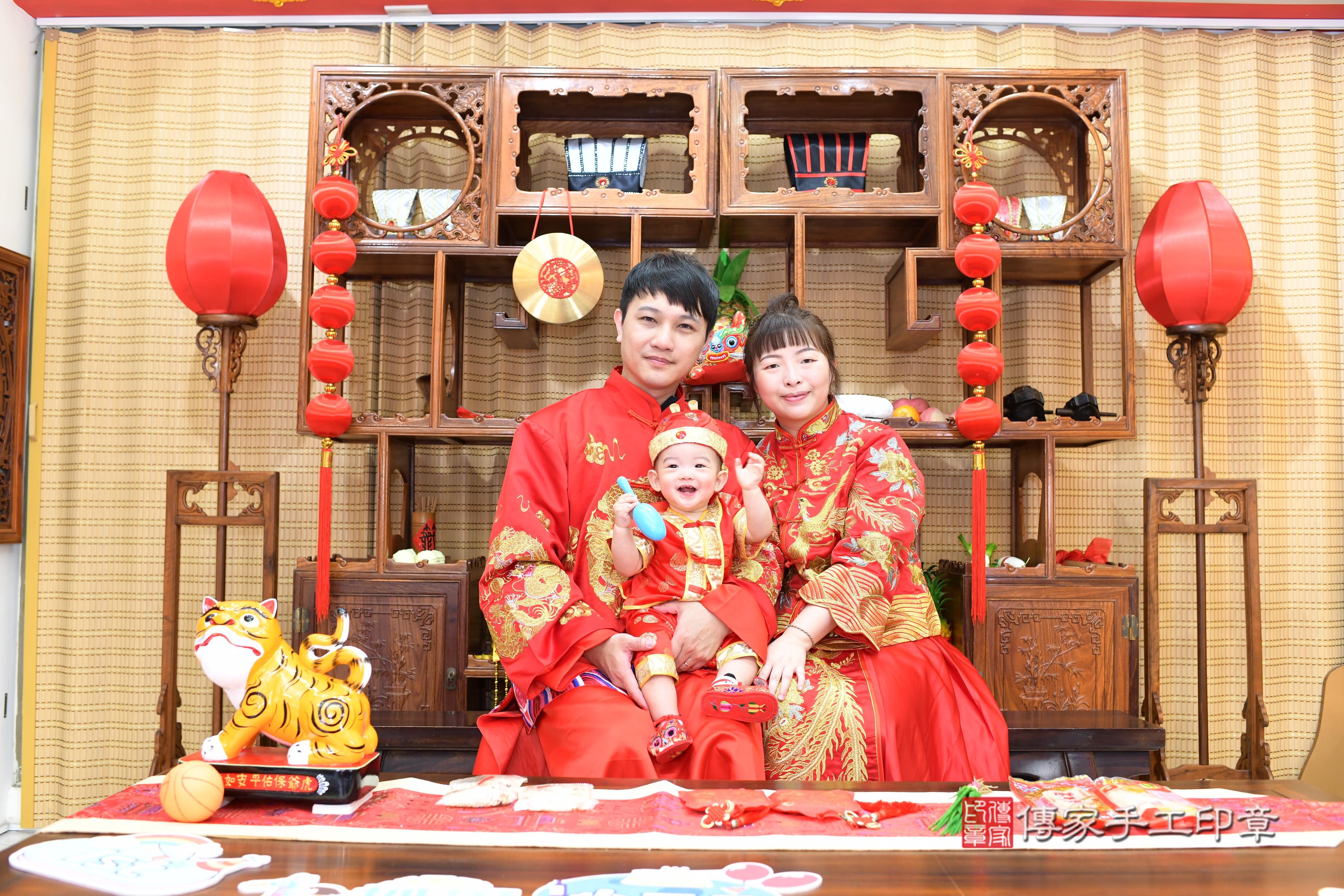 傳家手工印章台南店、抓周、度脺、中國風會場、傳家嬰兒古禮、吉祥話、抓周道具物品24種、拍照。抓周證書。寶寶抓周、滿周歲、生日快樂、祝福