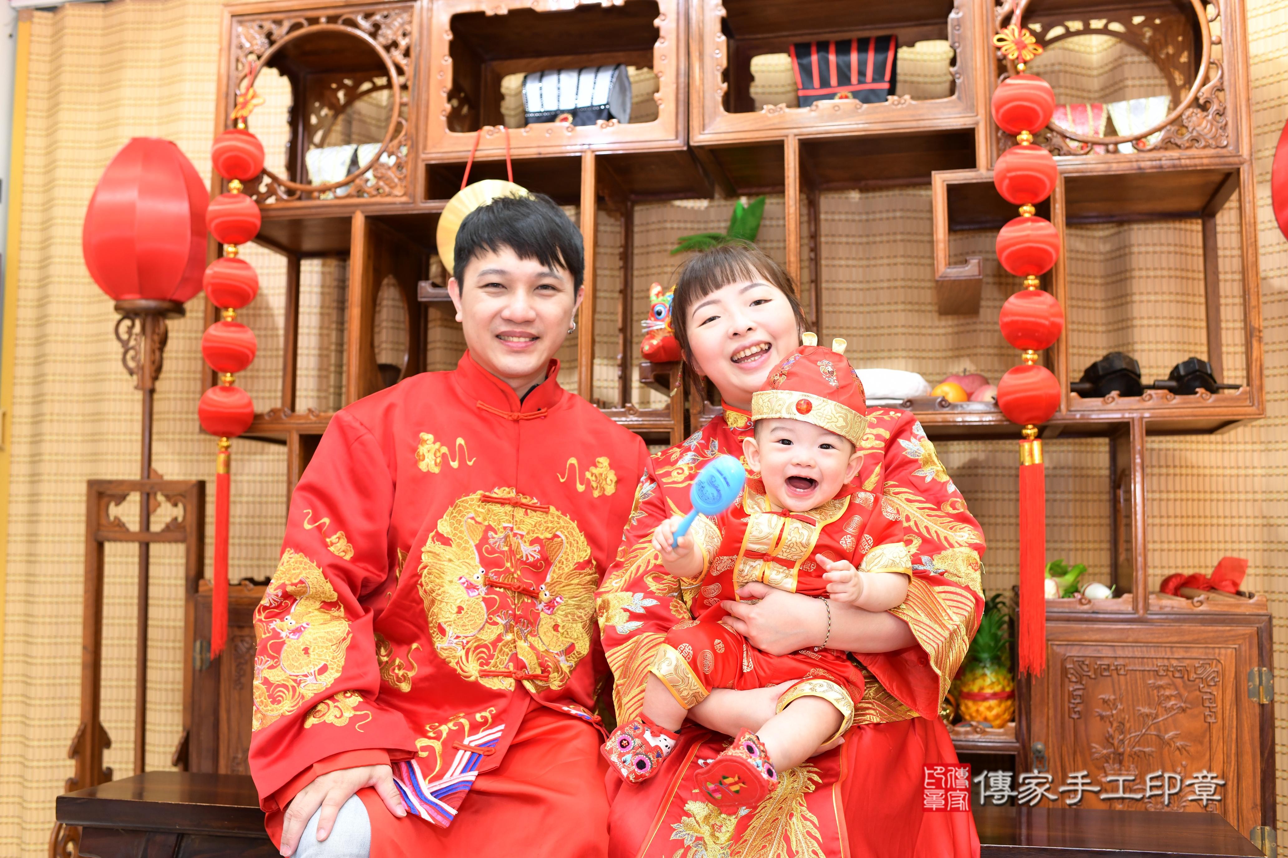 傳家手工印章台南店、抓周、度脺、中國風會場、傳家嬰兒古禮、吉祥話、抓周道具物品24種、拍照。抓周證書。寶寶抓周、滿周歲、生日快樂、祝福
