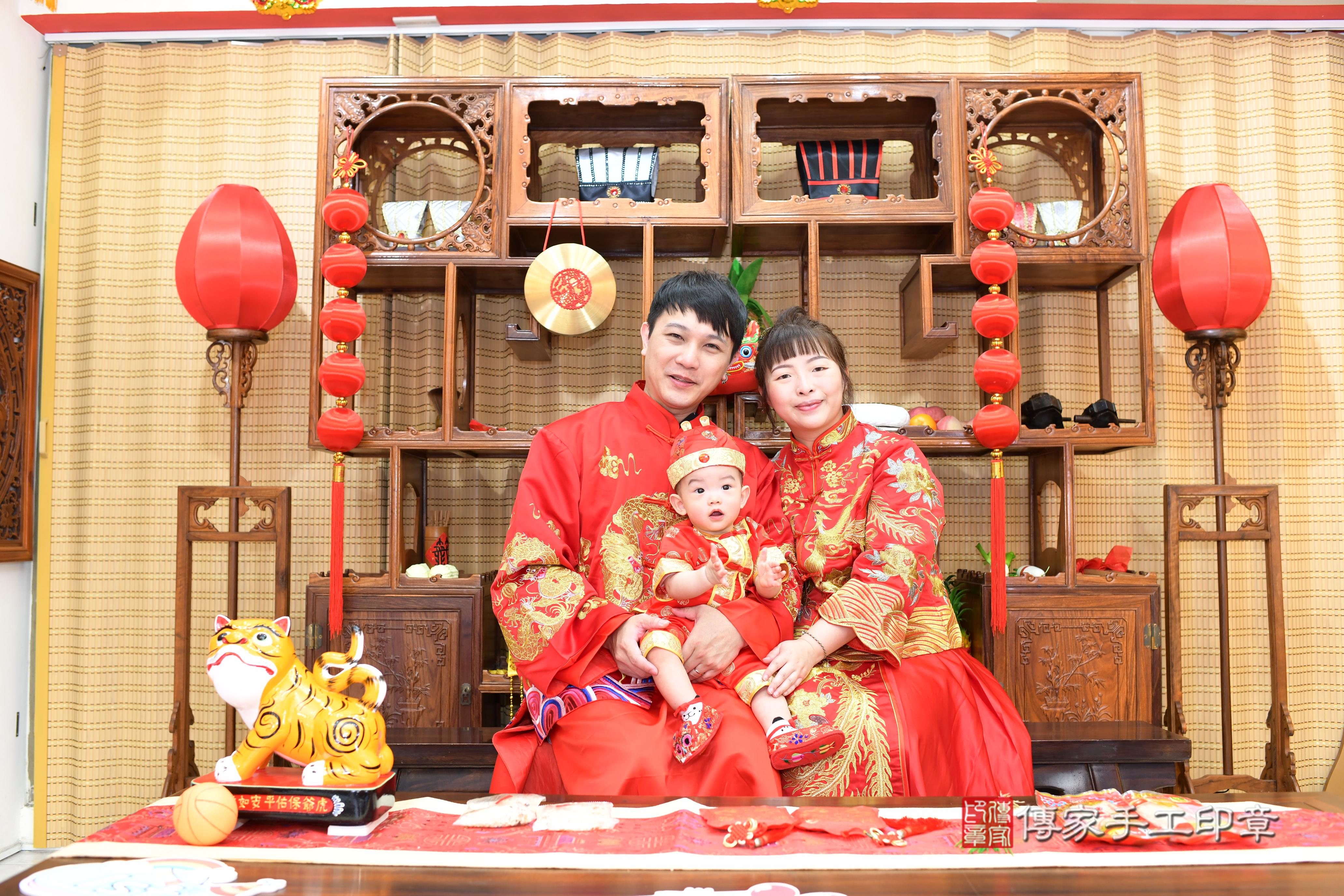 傳家手工印章台南店、抓周、度脺、中國風會場、傳家嬰兒古禮、吉祥話、抓周道具物品24種、拍照。抓周證書。寶寶抓周、滿周歲、生日快樂、祝福