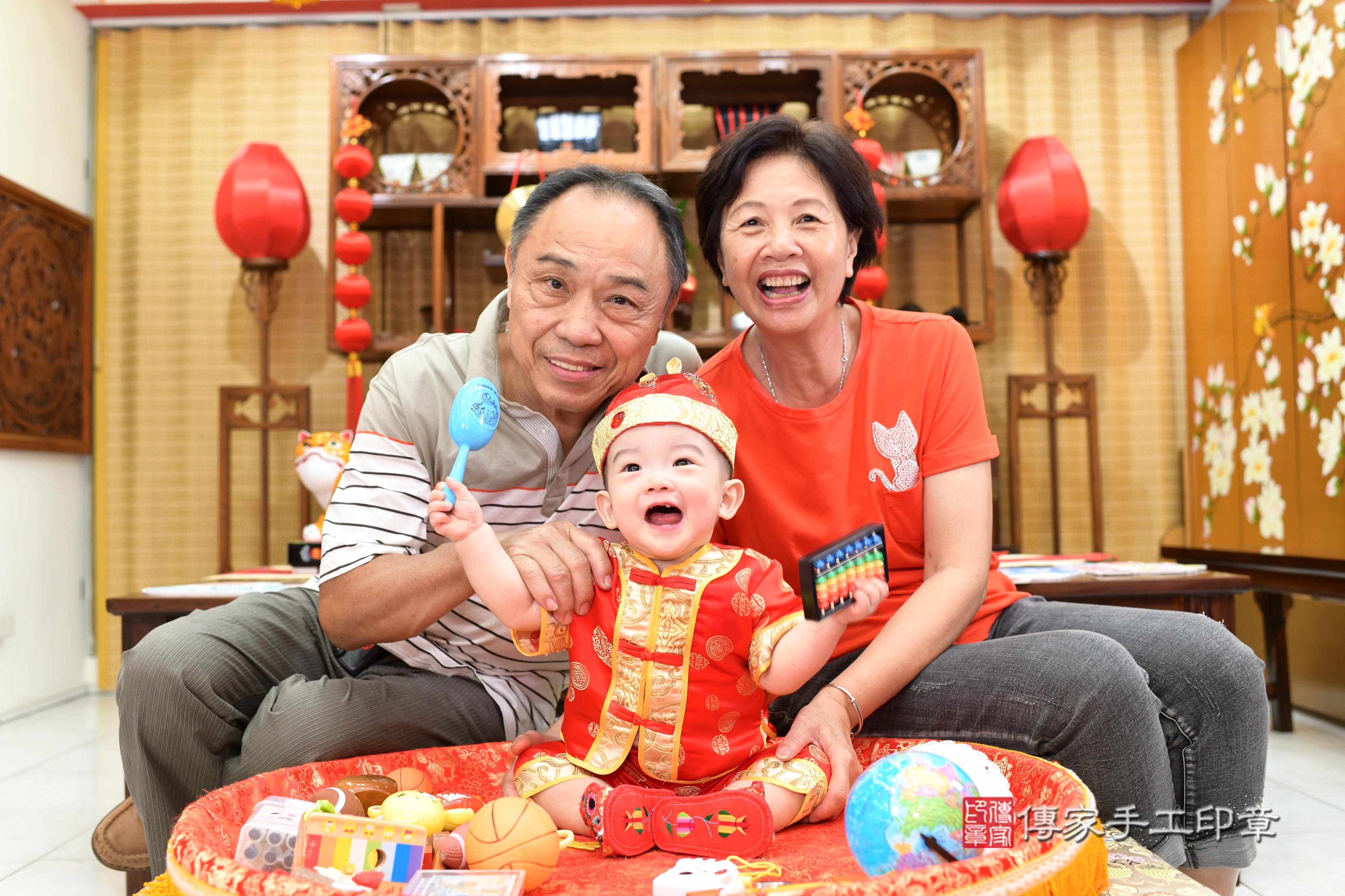 傳家手工印章台南店、抓周、度脺、中國風會場、傳家嬰兒古禮、吉祥話、抓周道具物品24種、拍照。抓周證書。寶寶抓周、滿周歲、生日快樂、祝福