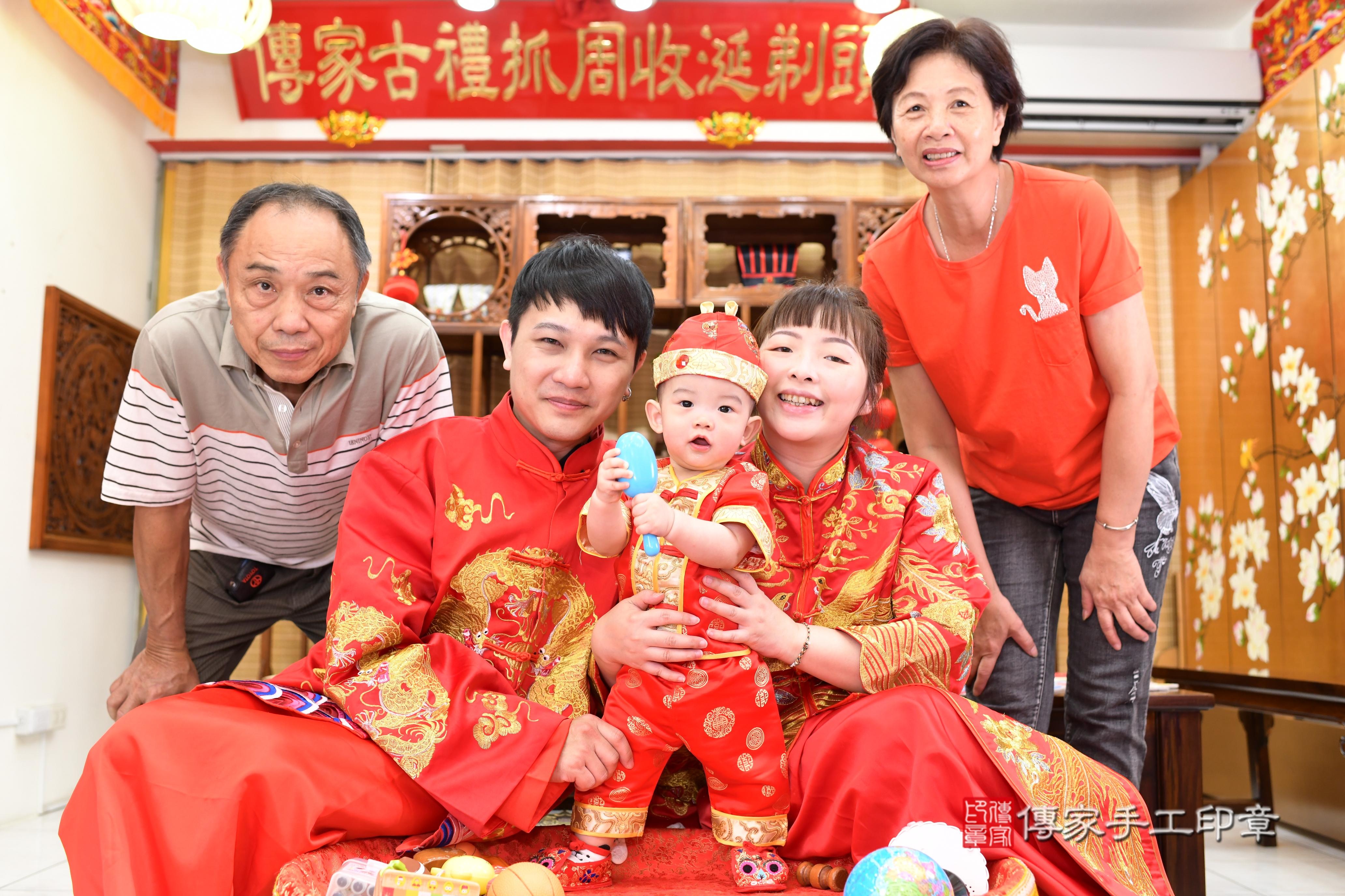 傳家手工印章台南店、抓周、度脺、中國風會場、傳家嬰兒古禮、吉祥話、抓周道具物品24種、拍照。抓周證書。寶寶抓周、滿周歲、生日快樂、祝福