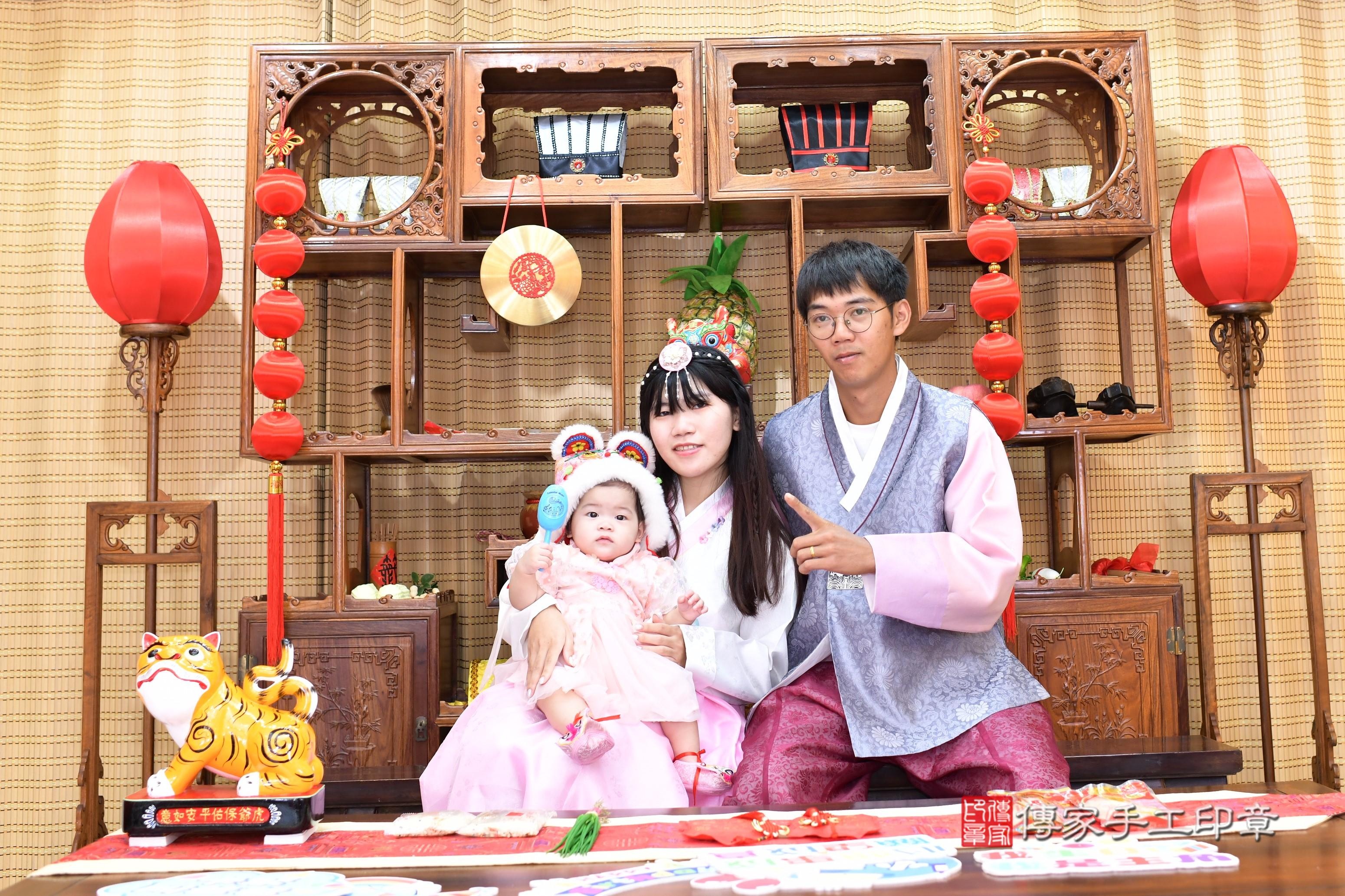 傳家手工印章台南店、抓周、度脺、中國風會場、傳家嬰兒古禮、吉祥話、抓周道具物品24種、拍照。抓周證書。寶寶抓周、滿周歲、生日快樂、祝福