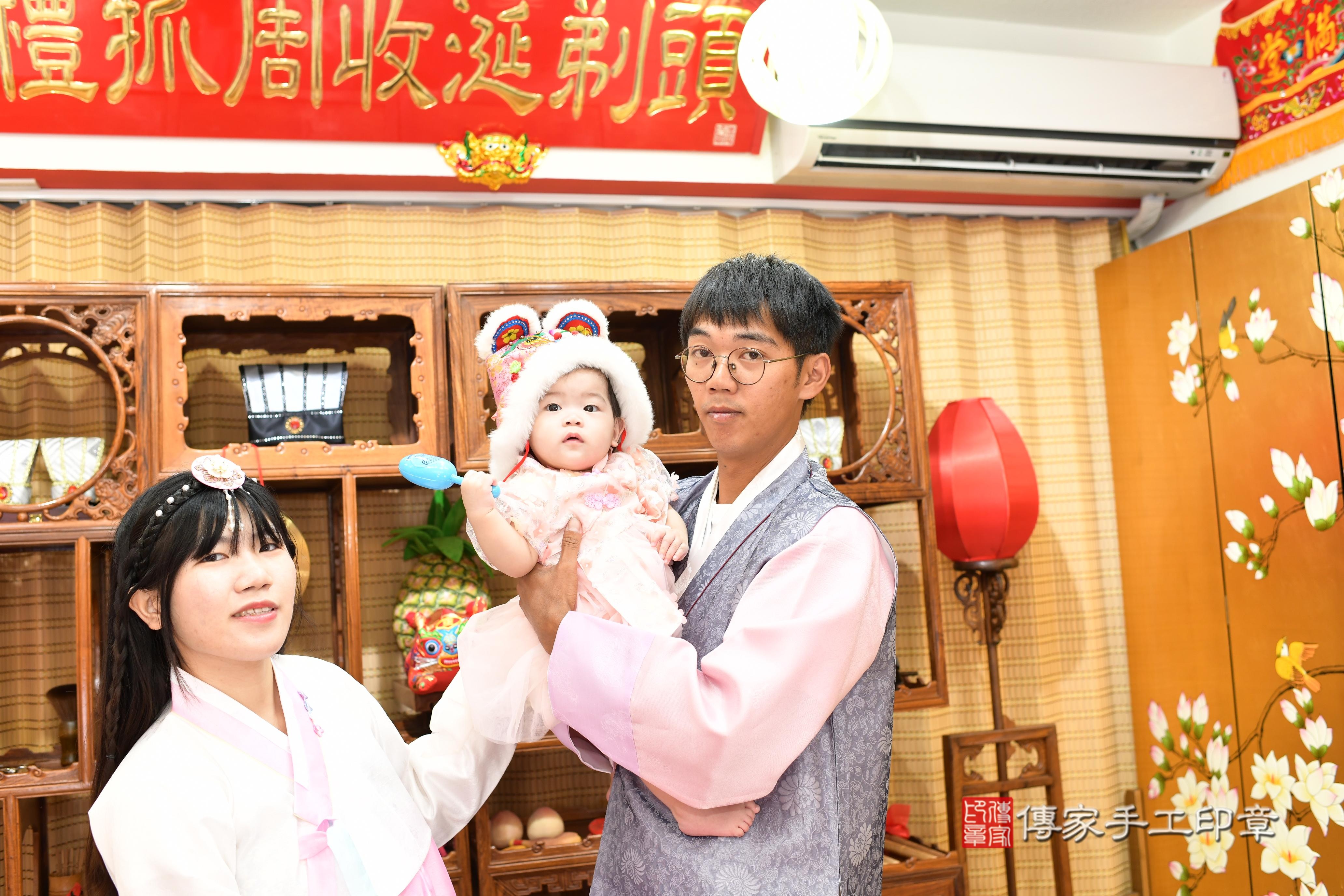 傳家手工印章台南店、抓周、度脺、中國風會場、傳家嬰兒古禮、吉祥話、抓周道具物品24種、拍照。抓周證書。寶寶抓周、滿周歲、生日快樂、祝福