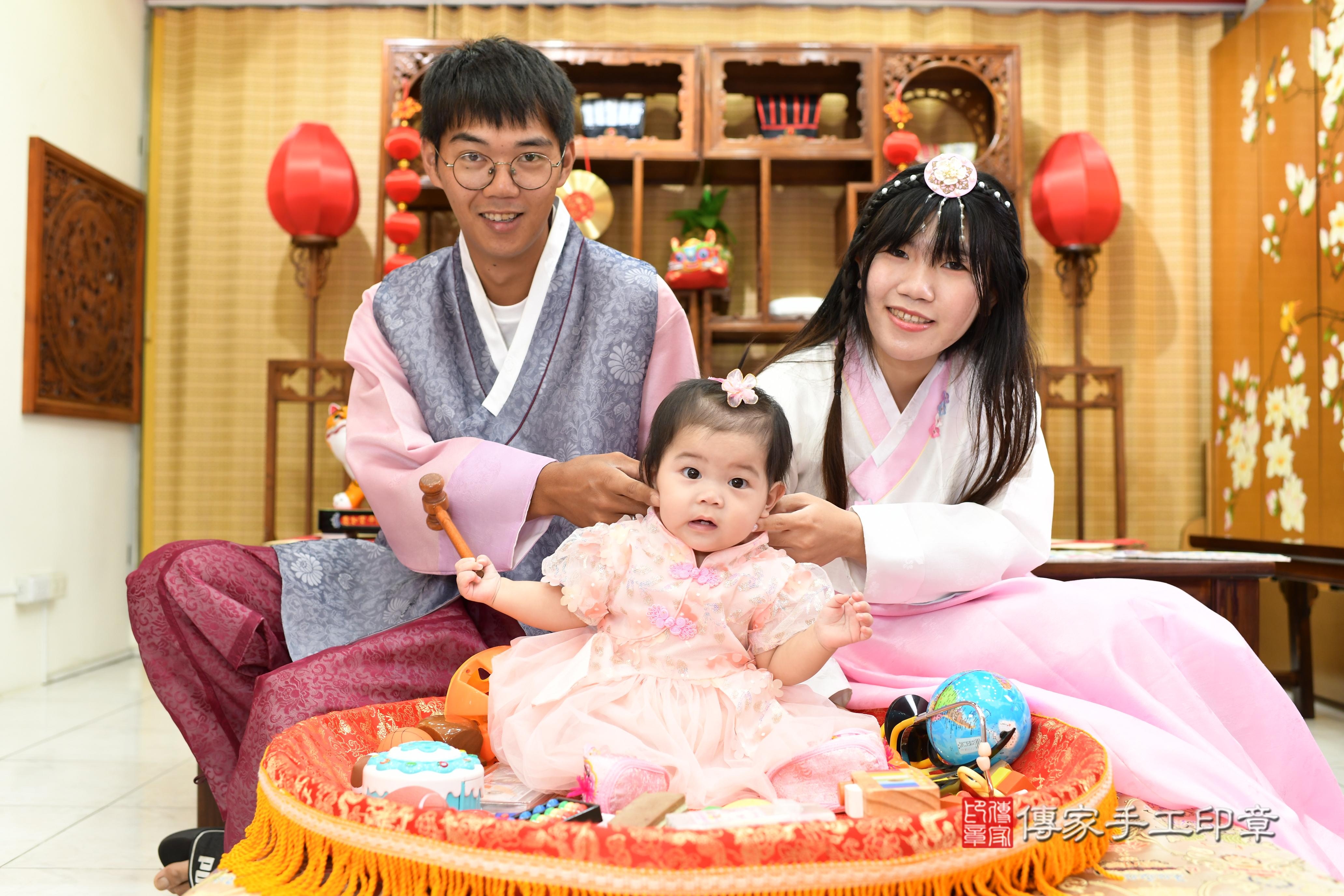 傳家手工印章台南店、抓周、度脺、中國風會場、傳家嬰兒古禮、吉祥話、抓周道具物品24種、拍照。抓周證書。寶寶抓周、滿周歲、生日快樂、祝福