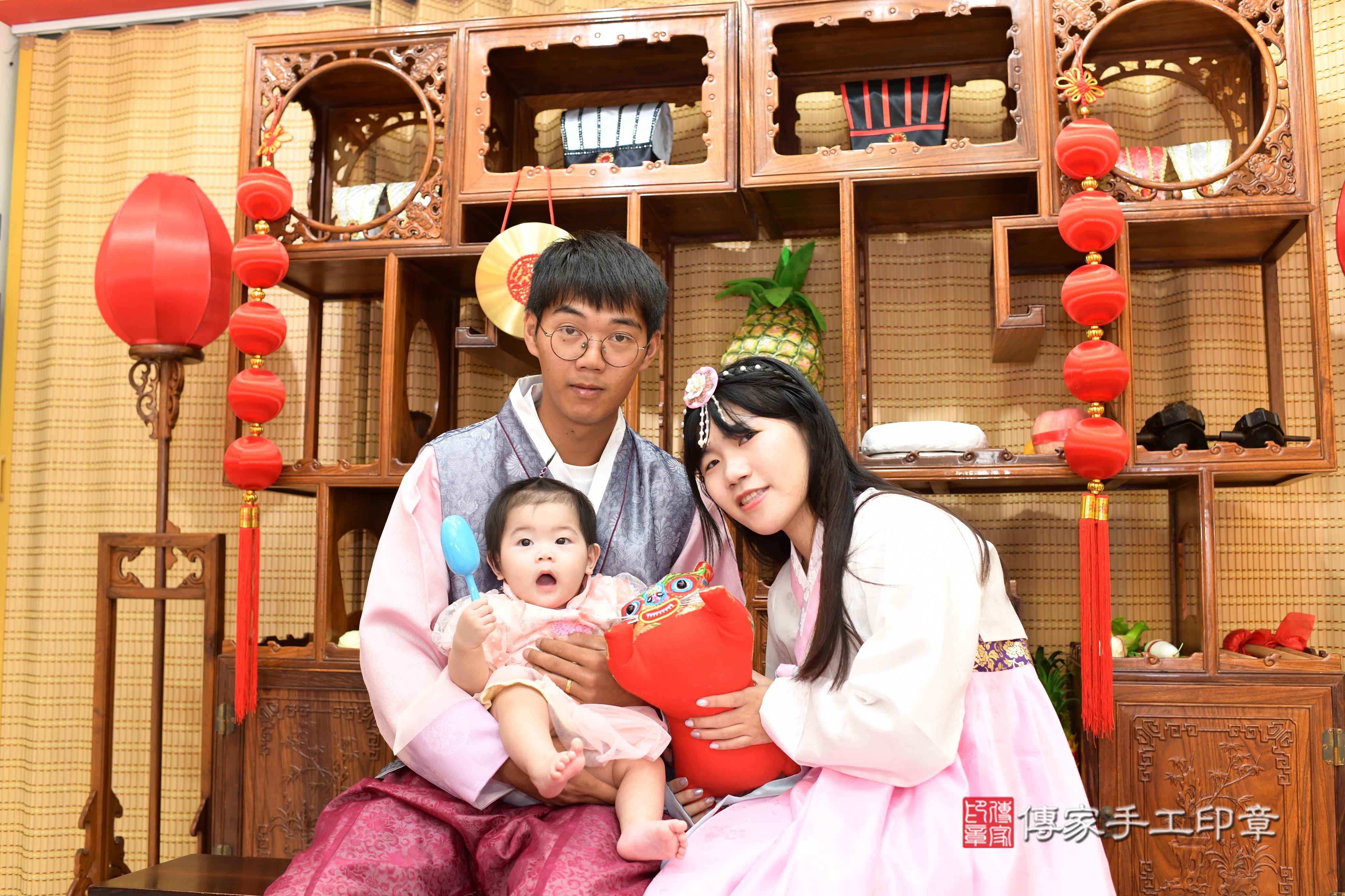 傳家手工印章台南店、抓周、度脺、中國風會場、傳家嬰兒古禮、吉祥話、抓周道具物品24種、拍照。抓周證書。寶寶抓周、滿周歲、生日快樂、祝福