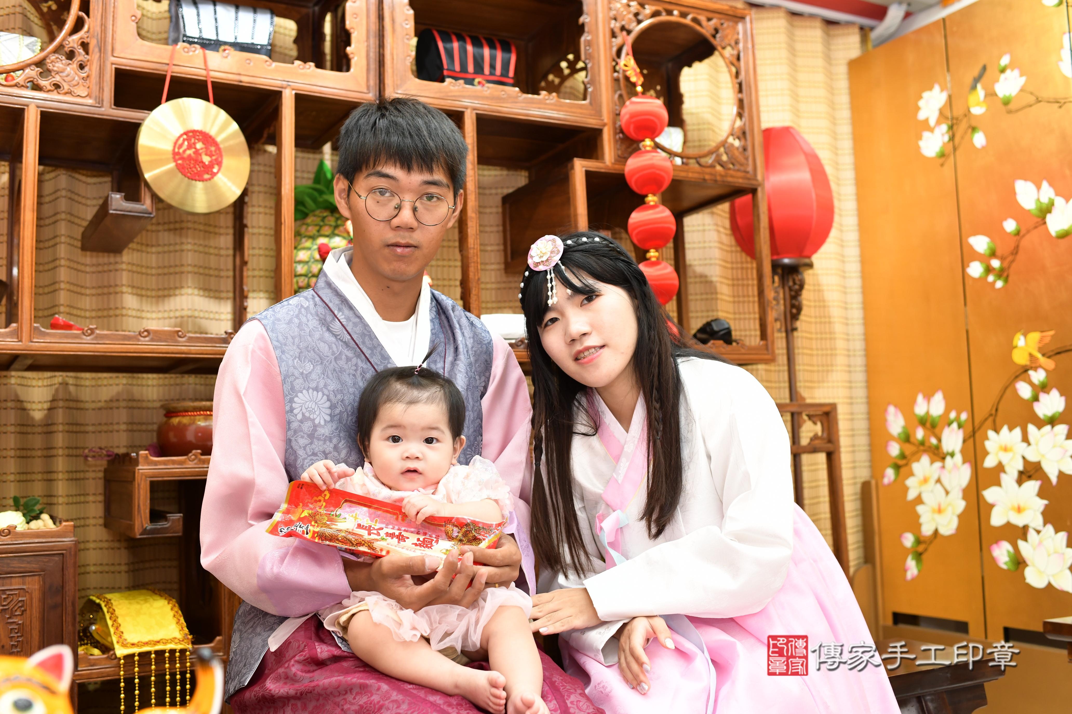 傳家手工印章台南店、抓周、度脺、中國風會場、傳家嬰兒古禮、吉祥話、抓周道具物品24種、拍照。抓周證書。寶寶抓周、滿周歲、生日快樂、祝福