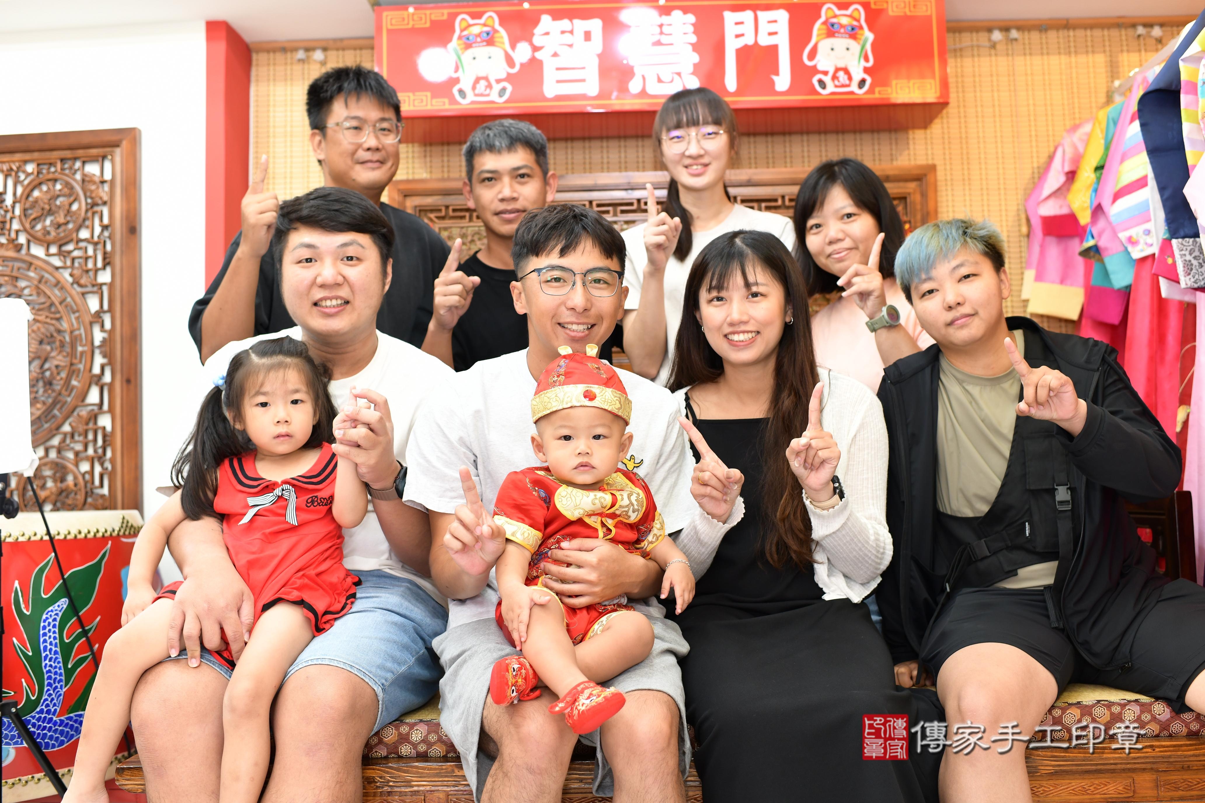 傳家手工印章台南店、抓周、度脺、中國風會場、傳家嬰兒古禮、吉祥話、抓周道具物品24種、拍照。抓周證書。寶寶抓周、滿周歲、生日快樂、祝福
