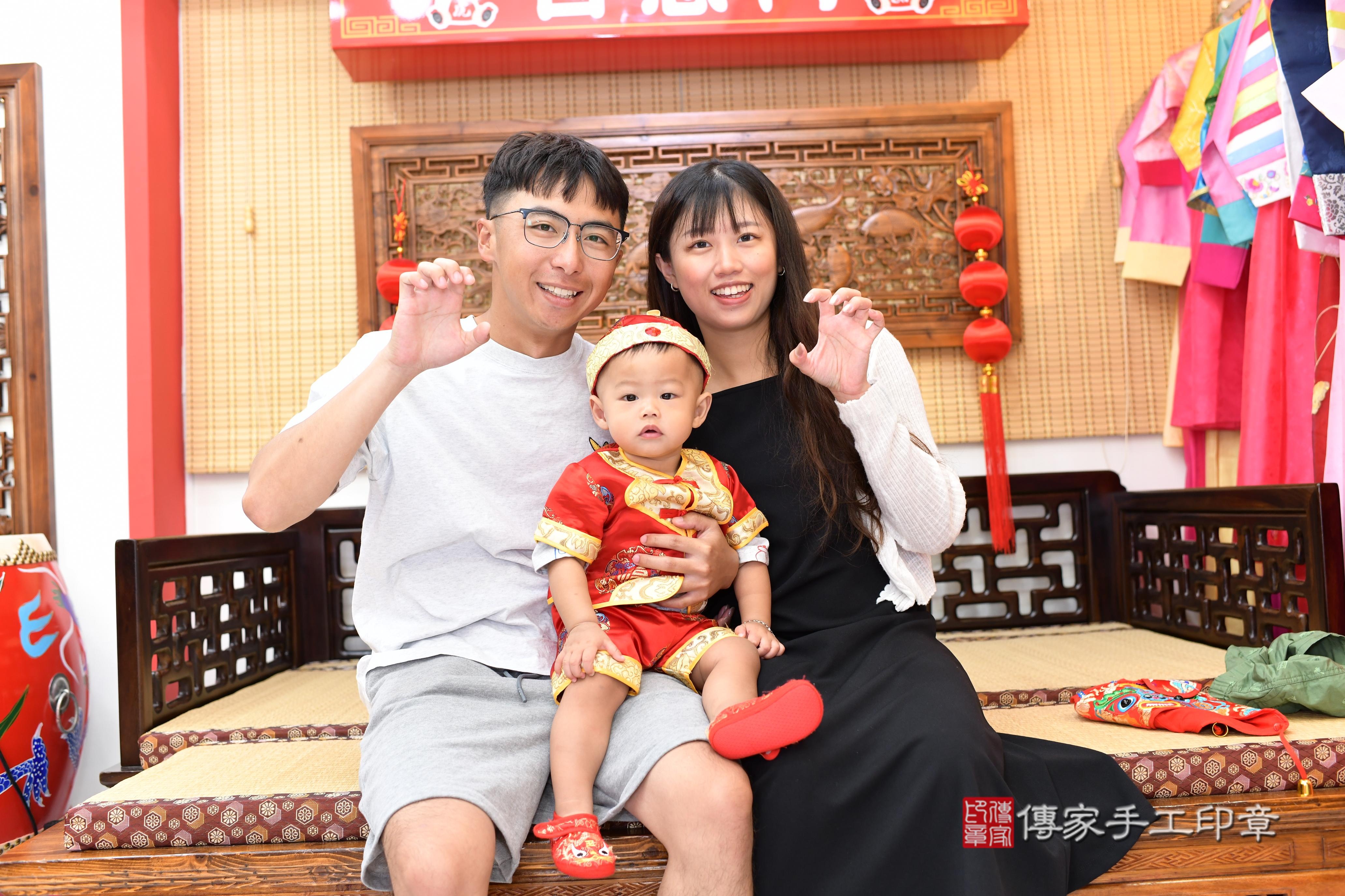 傳家手工印章台南店、抓周、度脺、中國風會場、傳家嬰兒古禮、吉祥話、抓周道具物品24種、拍照。抓周證書。寶寶抓周、滿周歲、生日快樂、祝福