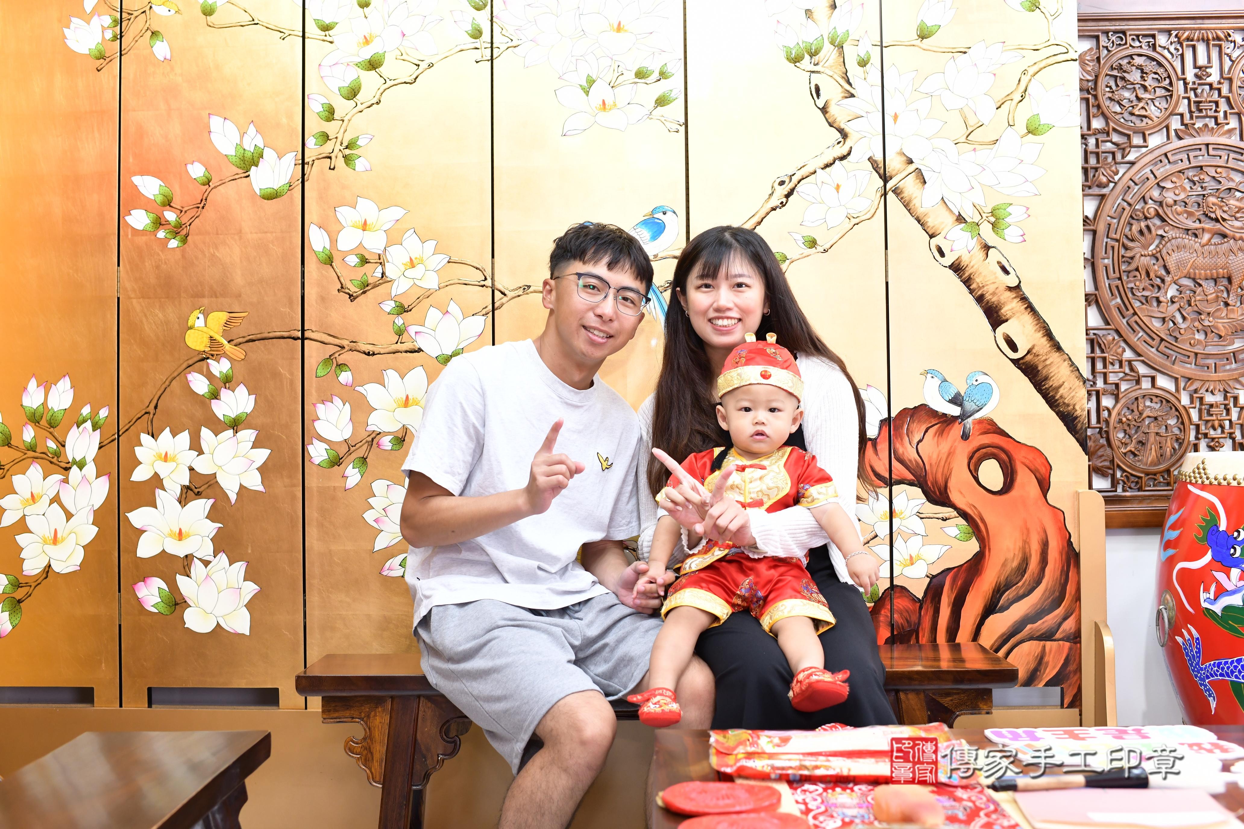 傳家手工印章台南店、抓周、度脺、中國風會場、傳家嬰兒古禮、吉祥話、抓周道具物品24種、拍照。抓周證書。寶寶抓周、滿周歲、生日快樂、祝福