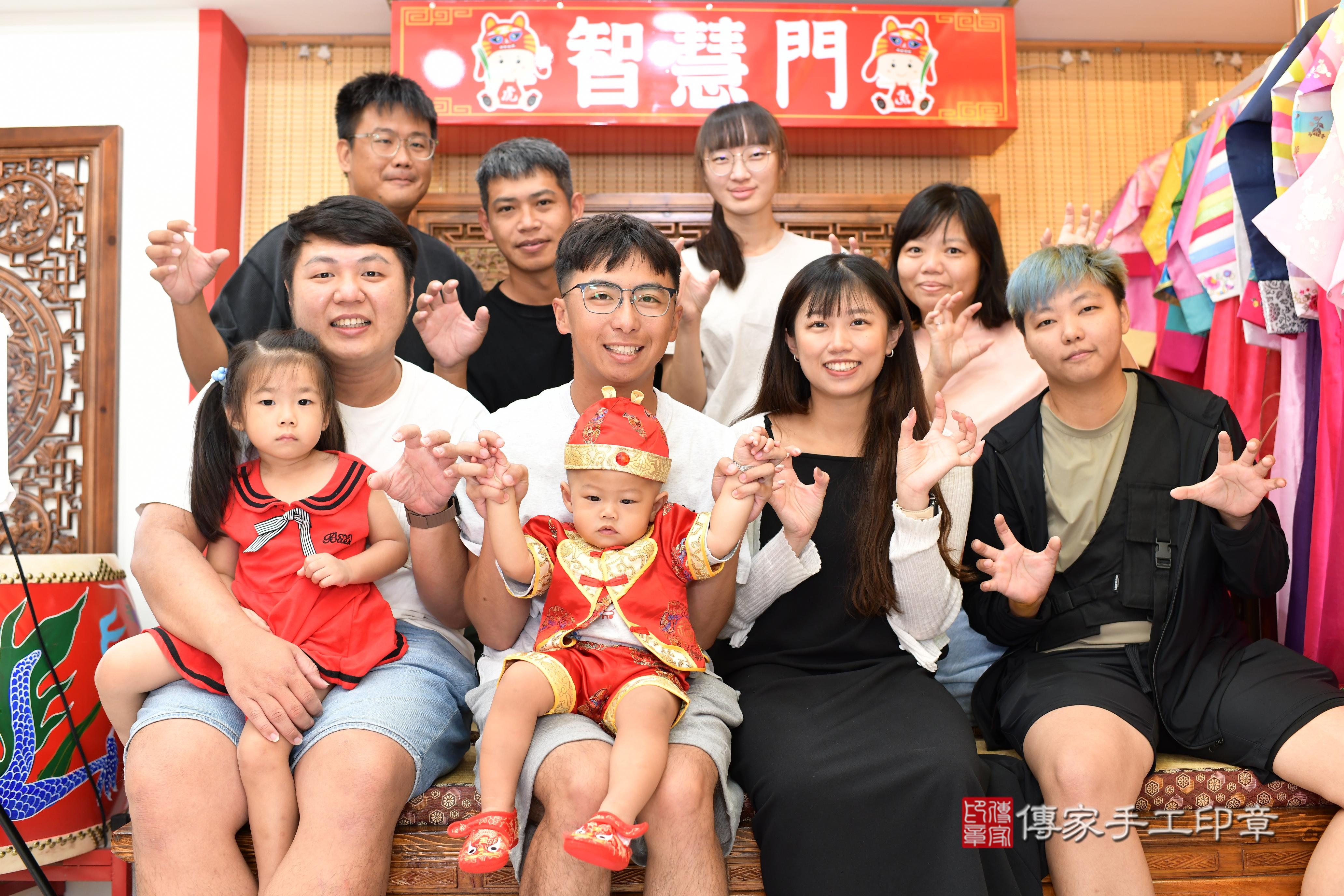 傳家手工印章台南店、抓周、度脺、中國風會場、傳家嬰兒古禮、吉祥話、抓周道具物品24種、拍照。抓周證書。寶寶抓周、滿周歲、生日快樂、祝福