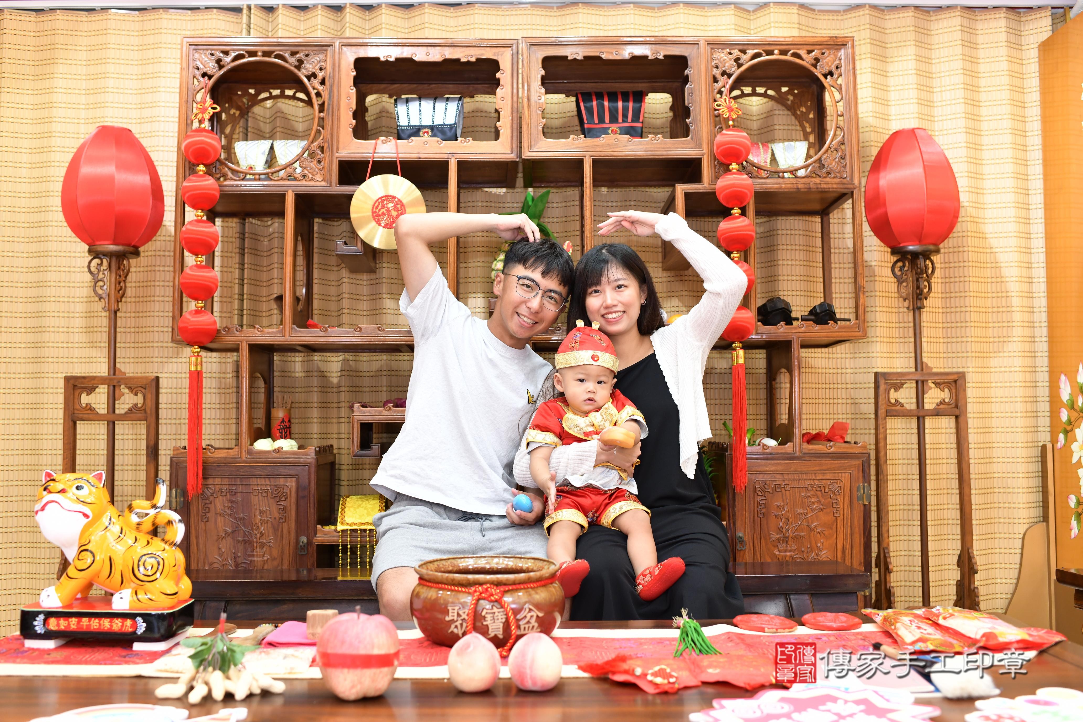 傳家手工印章台南店、抓周、度脺、中國風會場、傳家嬰兒古禮、吉祥話、抓周道具物品24種、拍照。抓周證書。寶寶抓周、滿周歲、生日快樂、祝福