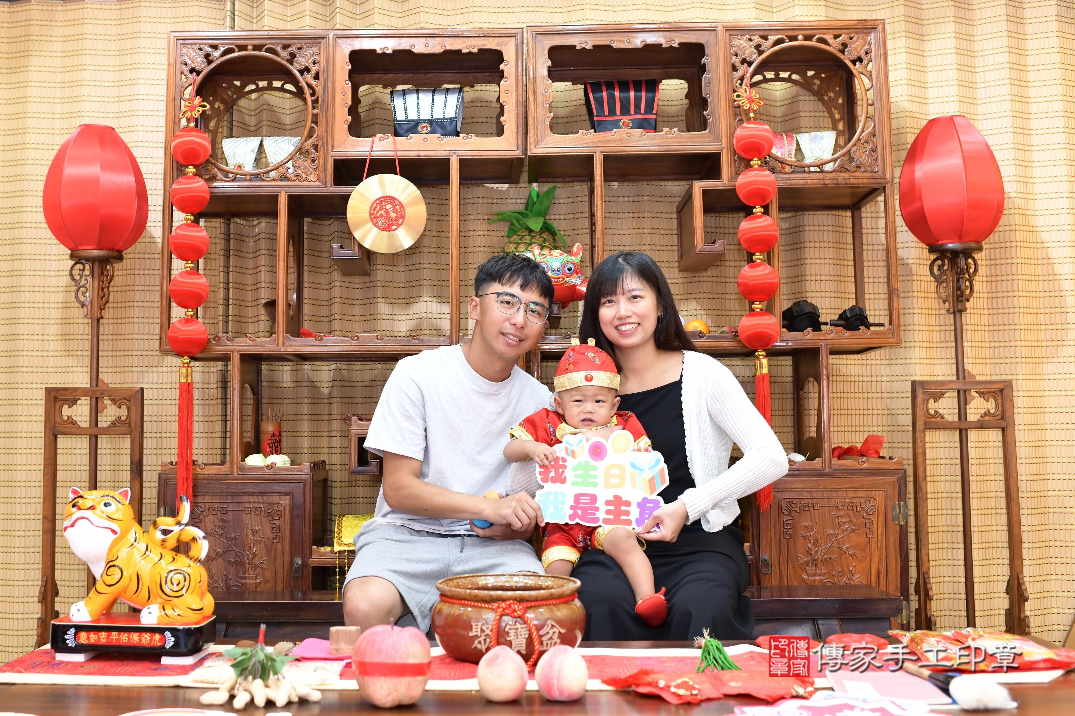 傳家手工印章台南店、抓周、度脺、中國風會場、傳家嬰兒古禮、吉祥話、抓周道具物品24種、拍照。抓周證書。寶寶抓周、滿周歲、生日快樂、祝福