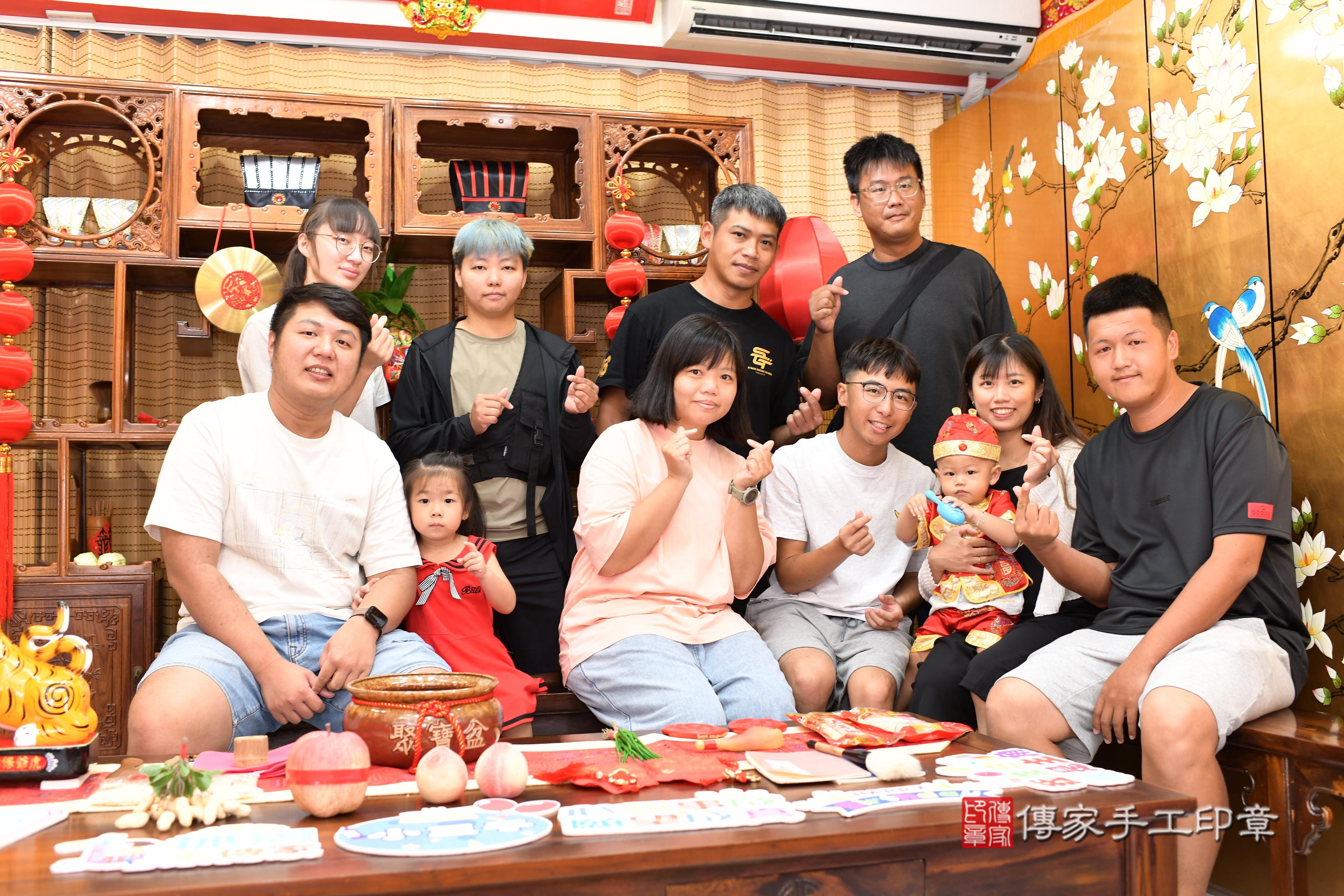 傳家手工印章台南店、抓周、度脺、中國風會場、傳家嬰兒古禮、吉祥話、抓周道具物品24種、拍照。抓周證書。寶寶抓周、滿周歲、生日快樂、祝福