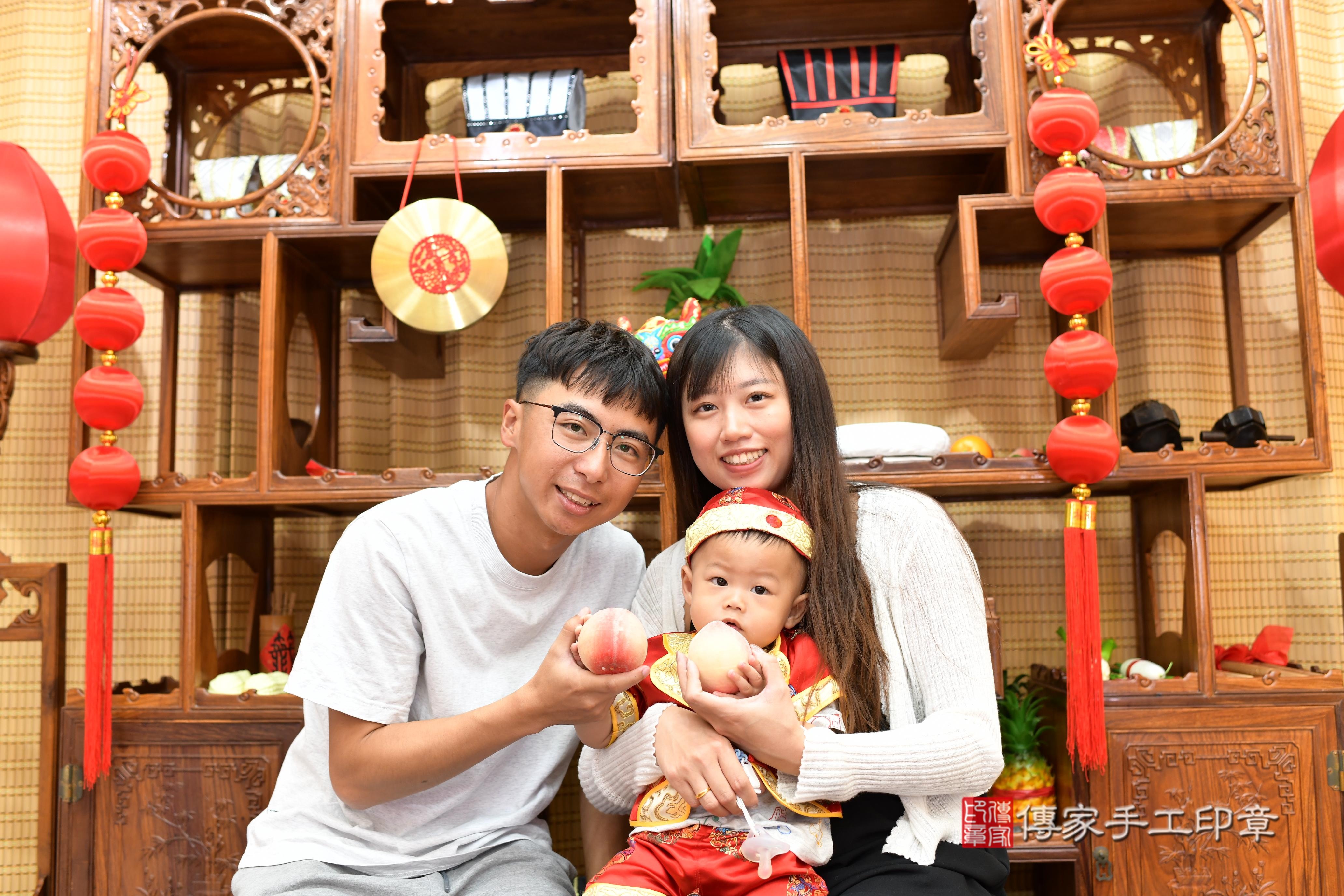 傳家手工印章台南店、抓周、度脺、中國風會場、傳家嬰兒古禮、吉祥話、抓周道具物品24種、拍照。抓周證書。寶寶抓周、滿周歲、生日快樂、祝福