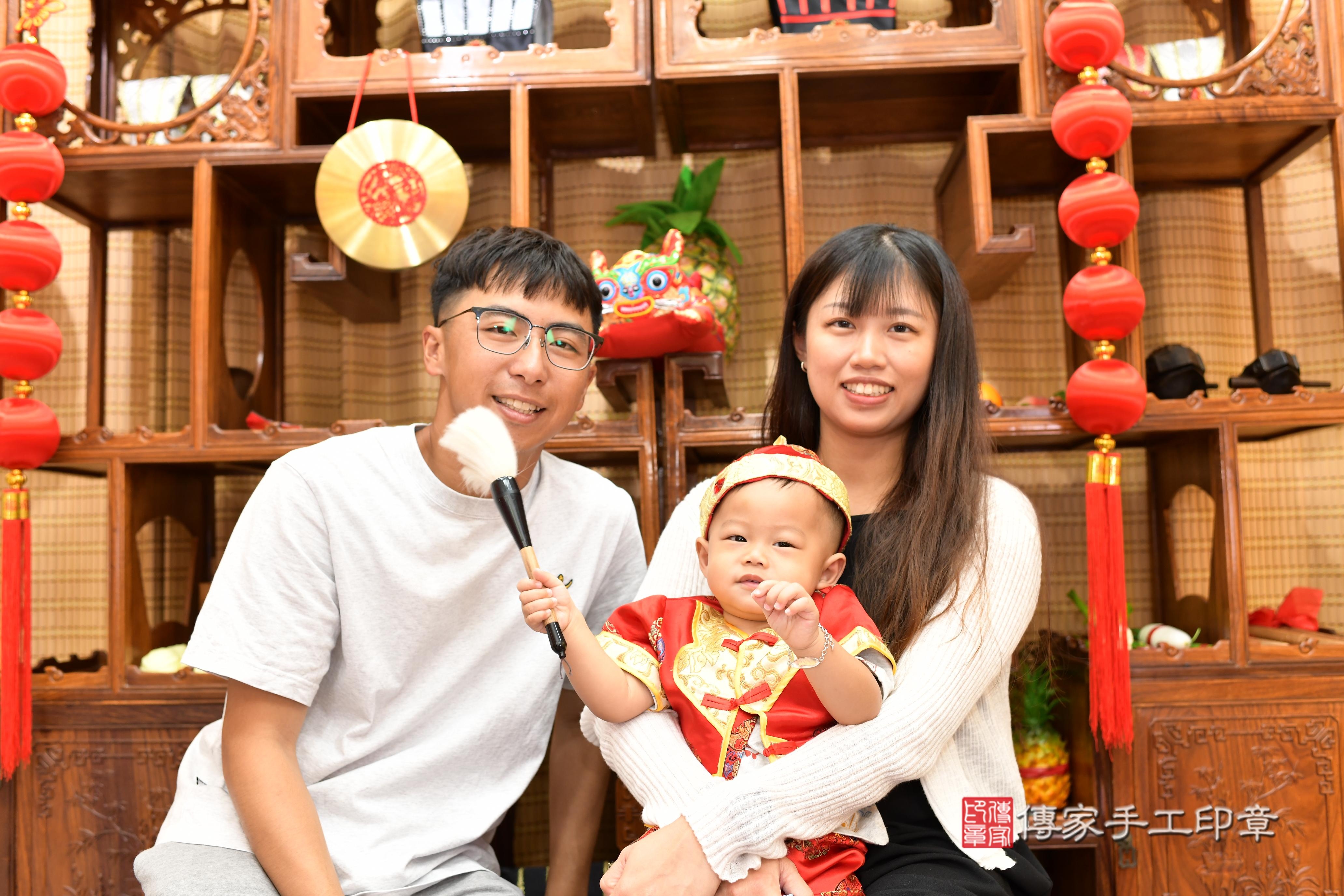 傳家手工印章台南店、抓周、度脺、中國風會場、傳家嬰兒古禮、吉祥話、抓周道具物品24種、拍照。抓周證書。寶寶抓周、滿周歲、生日快樂、祝福