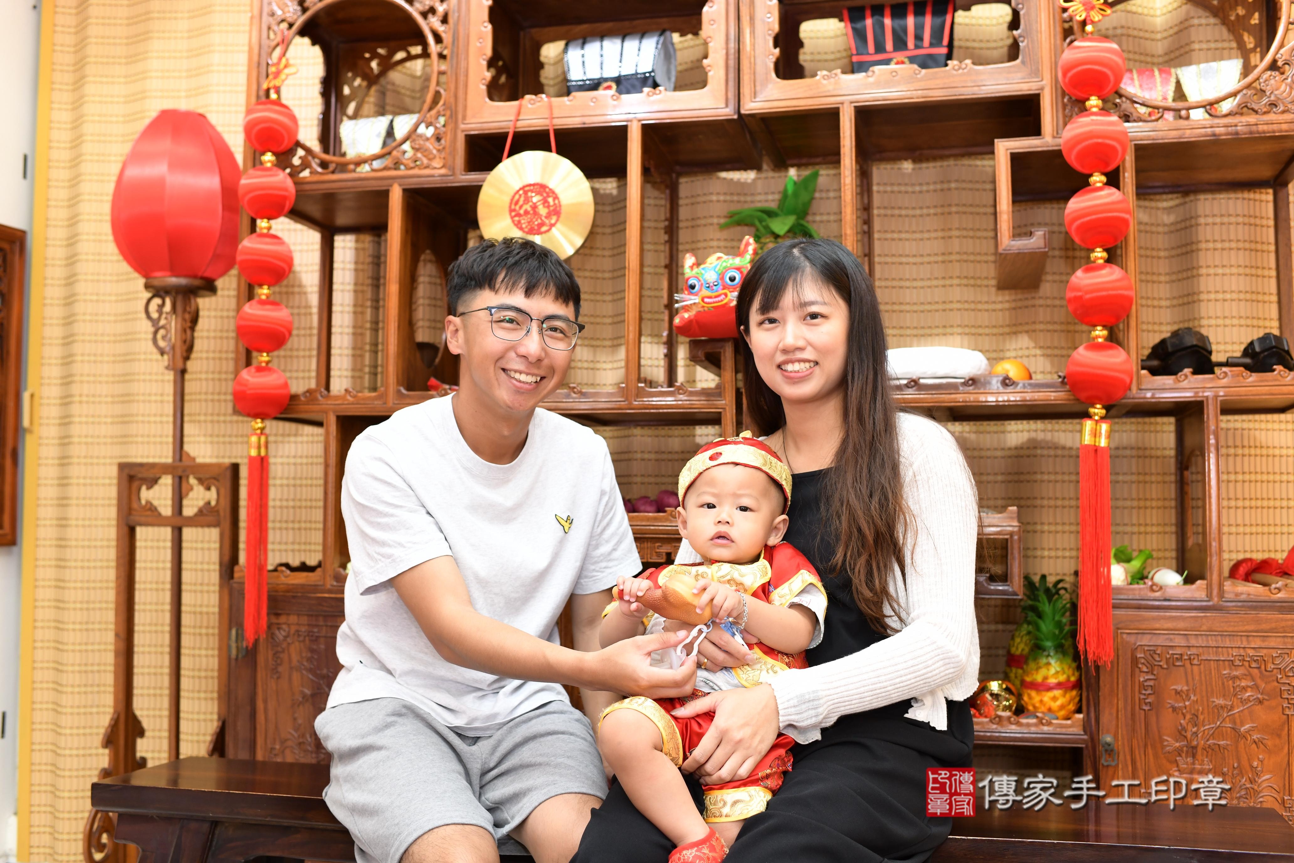 傳家手工印章台南店、抓周、度脺、中國風會場、傳家嬰兒古禮、吉祥話、抓周道具物品24種、拍照。抓周證書。寶寶抓周、滿周歲、生日快樂、祝福