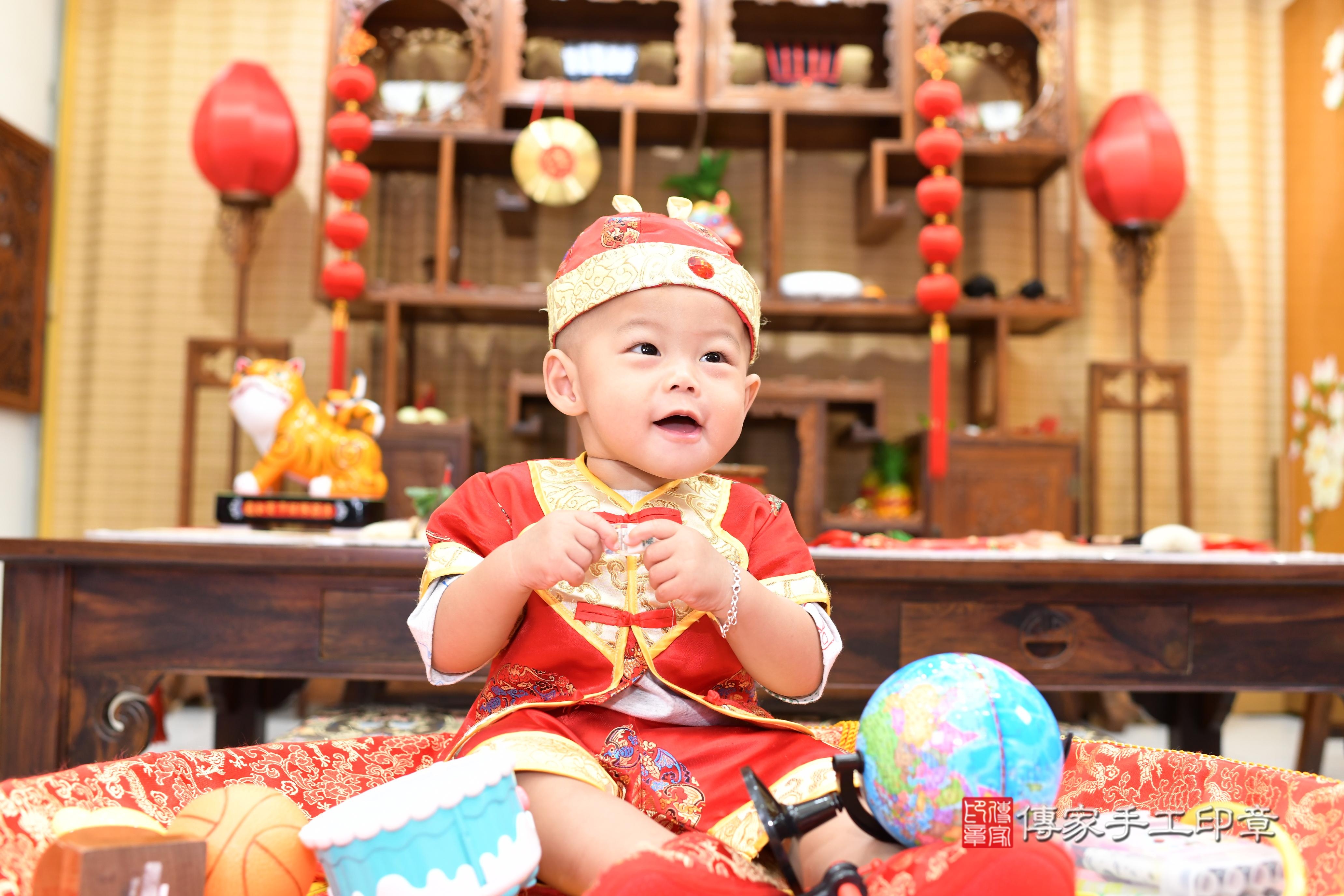 傳家手工印章台南店、抓周、度脺、中國風會場、傳家嬰兒古禮、吉祥話、抓周道具物品24種、拍照。抓周證書。寶寶抓周、滿周歲、生日快樂、祝福