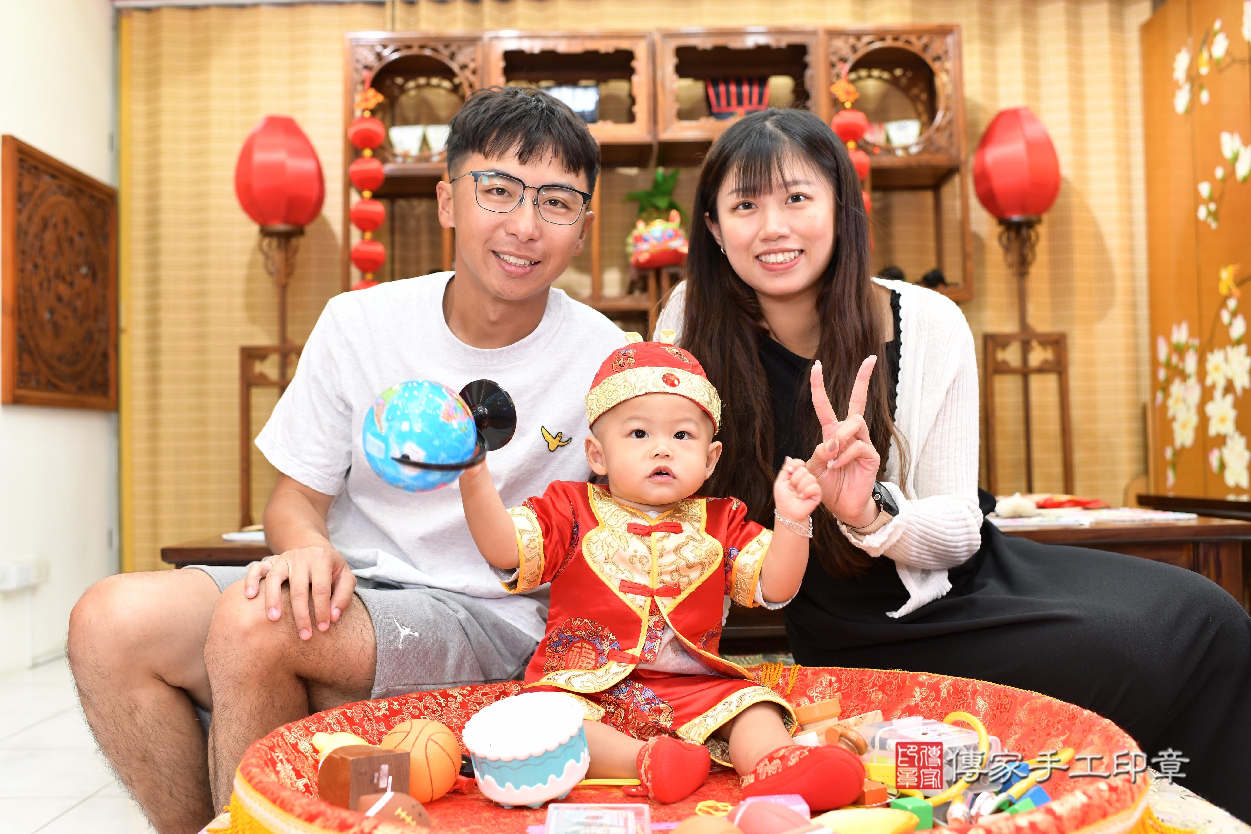 傳家手工印章台南店、抓周、度脺、中國風會場、傳家嬰兒古禮、吉祥話、抓周道具物品24種、拍照。抓周證書。寶寶抓周、滿周歲、生日快樂、祝福